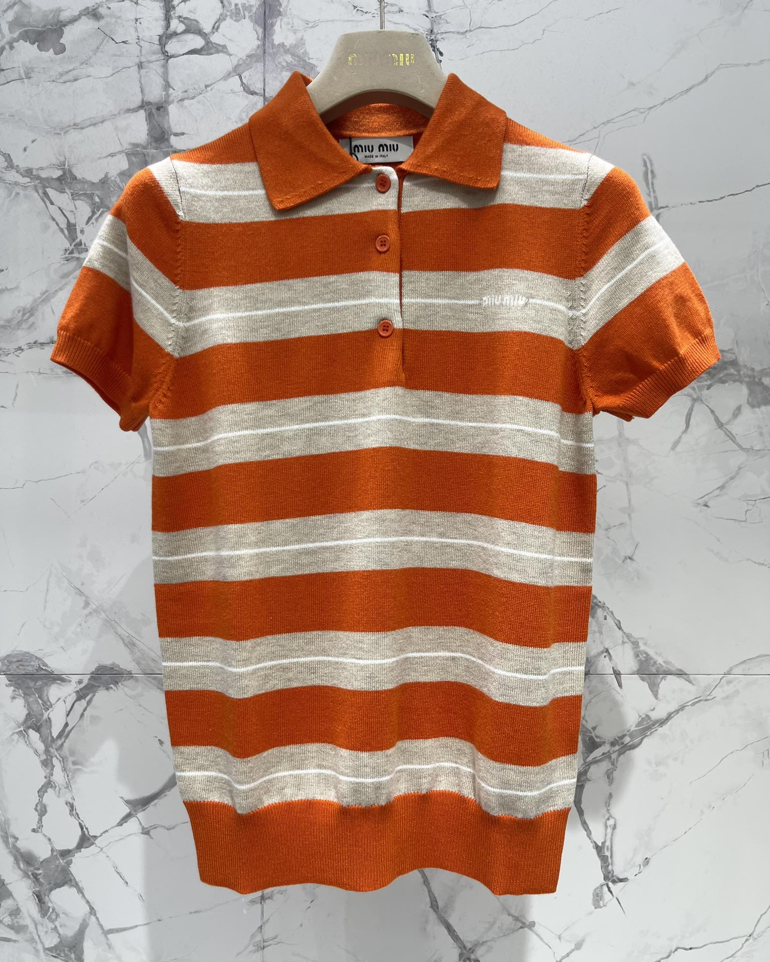 𝗠𝗜𝗨𝗠𝗜𝗨*缪缪学院风减龄撞色条纹翻领短袖针织衫撞色条纹，色彩搭配简直绝绝子！经典又活泼的撞色，就像打