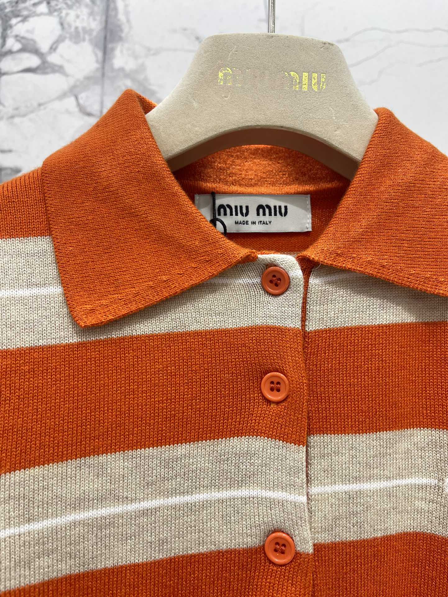 𝗠𝗜𝗨𝗠𝗜𝗨*缪缪学院风减龄撞色条纹翻领短袖针织衫撞色条纹，色彩搭配简直绝绝子！经典又活泼的撞色，就像打