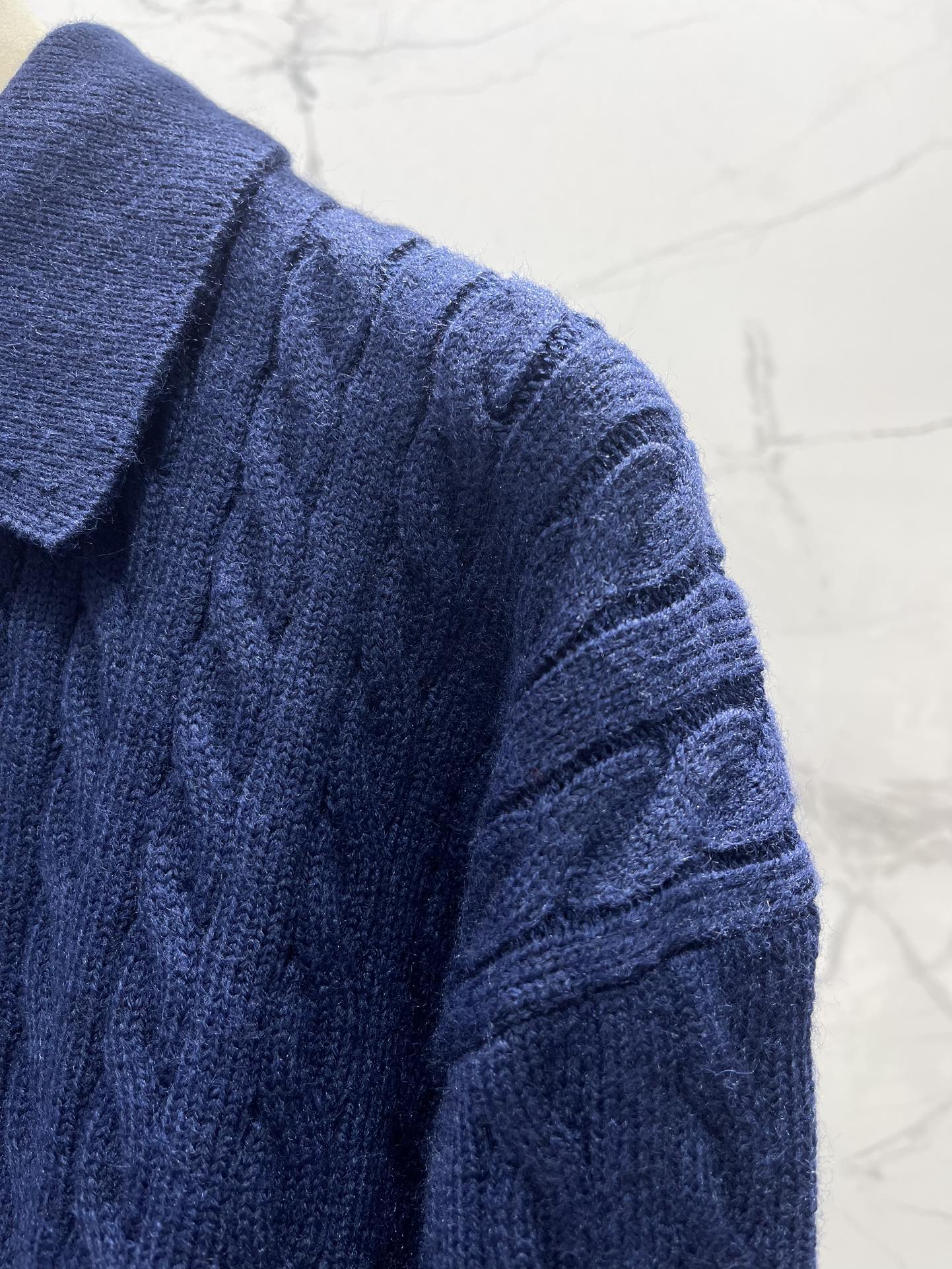 𝗠𝗜𝗨𝗠𝗜𝗨*缪缪翻领麻花纹后背字母提花针织衫毛衣翻领设计吸引住了，复古又不失俏皮，仿佛是从旧时光里走出