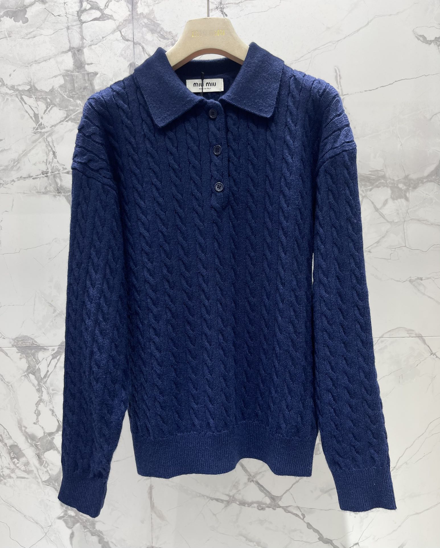 𝗠𝗜𝗨𝗠𝗜𝗨*缪缪翻领麻花纹后背字母提花针织衫毛衣翻领设计吸引住了，复古又不失俏皮，仿佛是从旧时光里走出