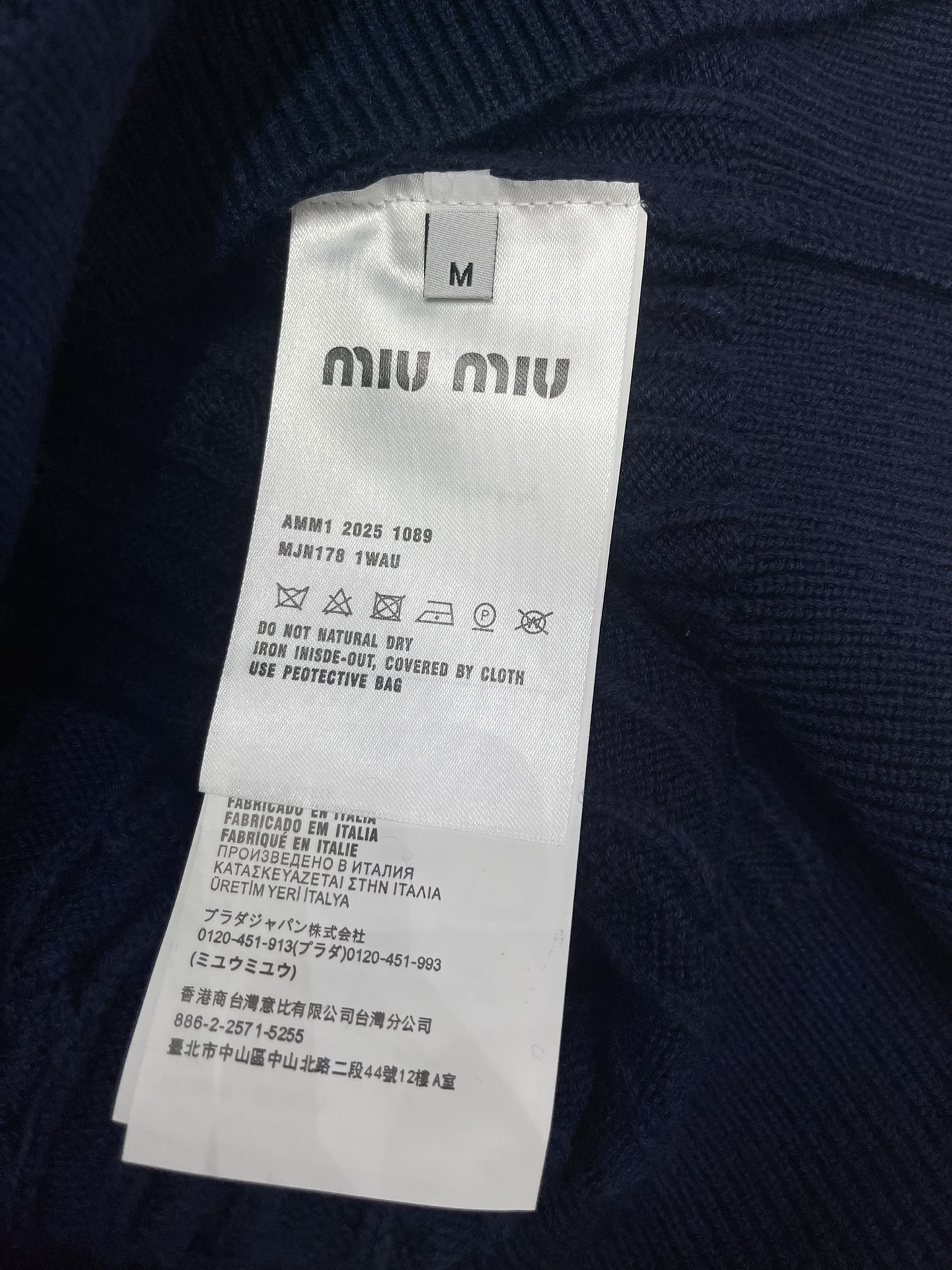 𝗠𝗜𝗨𝗠𝗜𝗨*缪缪翻领麻花纹后背字母提花针织衫毛衣翻领设计吸引住了，复古又不失俏皮，仿佛是从旧时光里走出