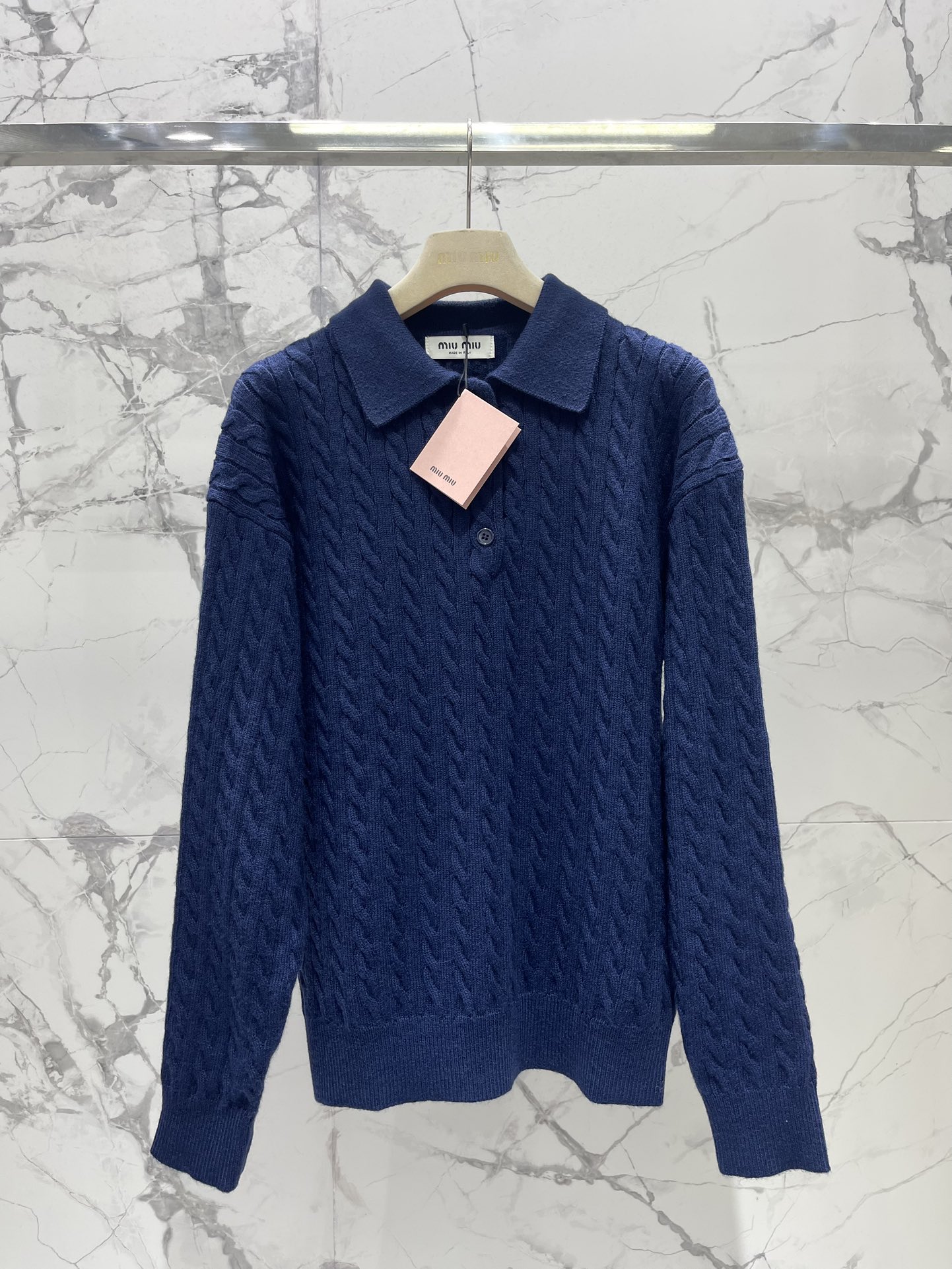 𝗠𝗜𝗨𝗠𝗜𝗨*缪缪翻领麻花纹后背字母提花针织衫毛衣翻领设计吸引住了，复古又不失俏皮，仿佛是从旧时光里走出