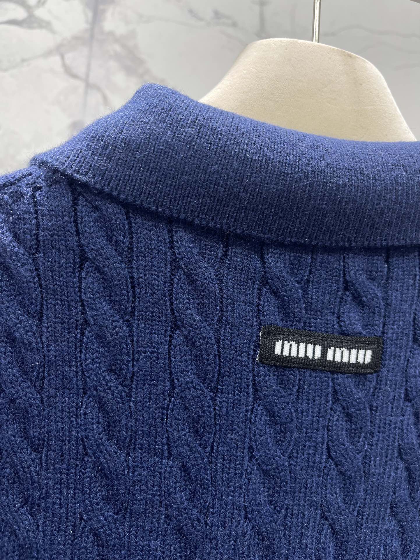 𝗠𝗜𝗨𝗠𝗜𝗨*缪缪翻领麻花纹后背字母提花针织衫毛衣翻领设计吸引住了，复古又不失俏皮，仿佛是从旧时光里走出