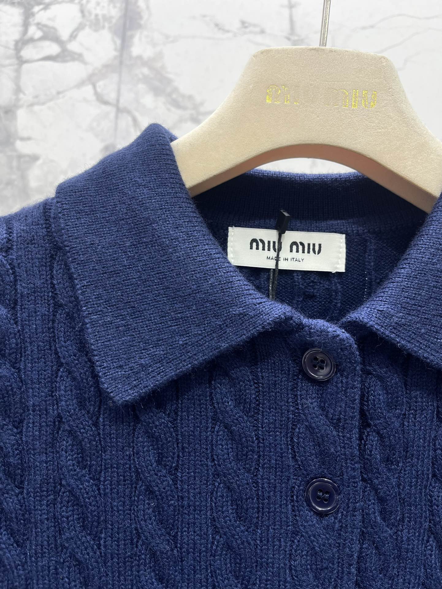 𝗠𝗜𝗨𝗠𝗜𝗨*缪缪翻领麻花纹后背字母提花针织衫毛衣翻领设计吸引住了，复古又不失俏皮，仿佛是从旧时光里走出