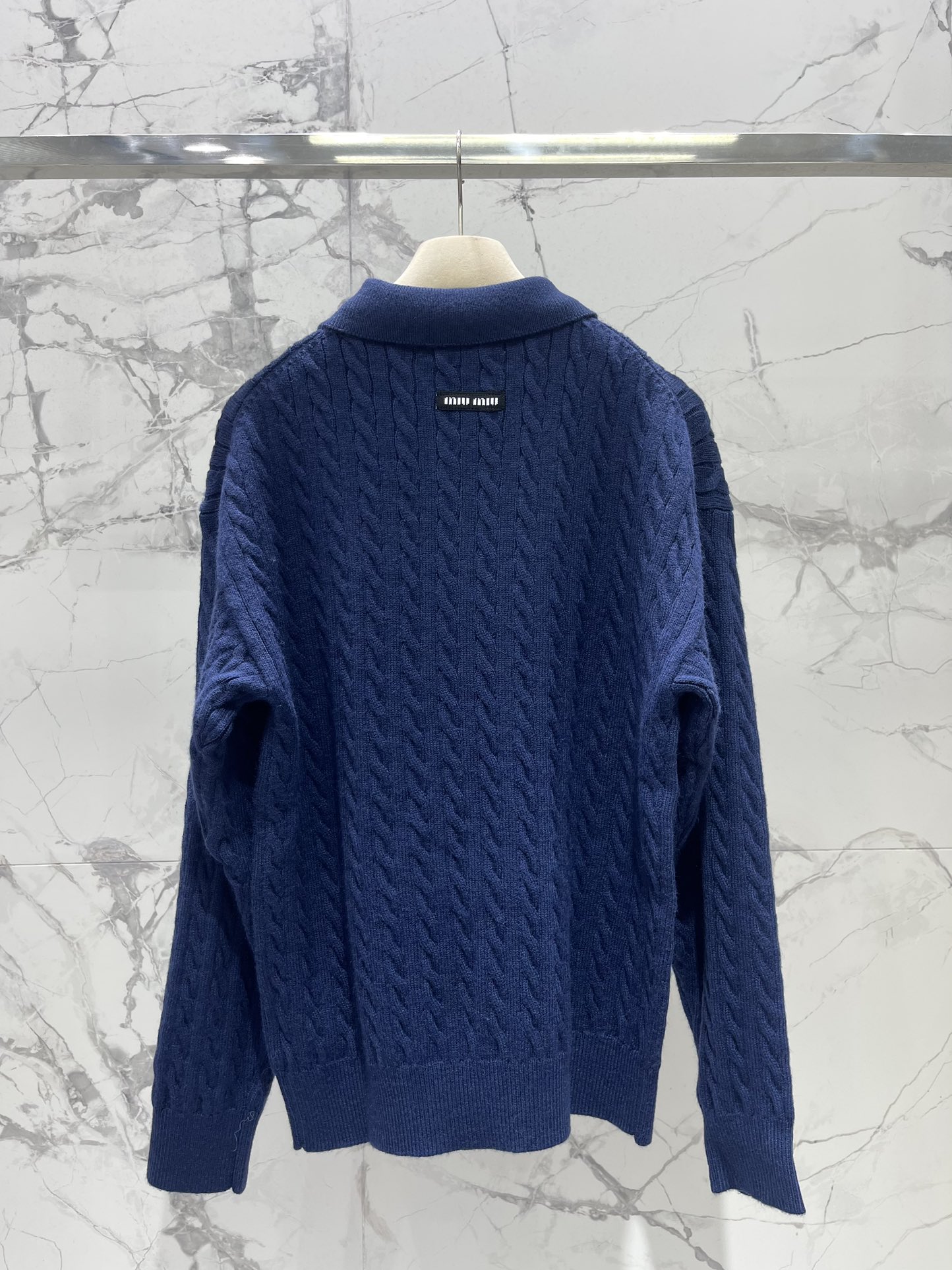 𝗠𝗜𝗨𝗠𝗜𝗨*缪缪翻领麻花纹后背字母提花针织衫毛衣翻领设计吸引住了，复古又不失俏皮，仿佛是从旧时光里走出