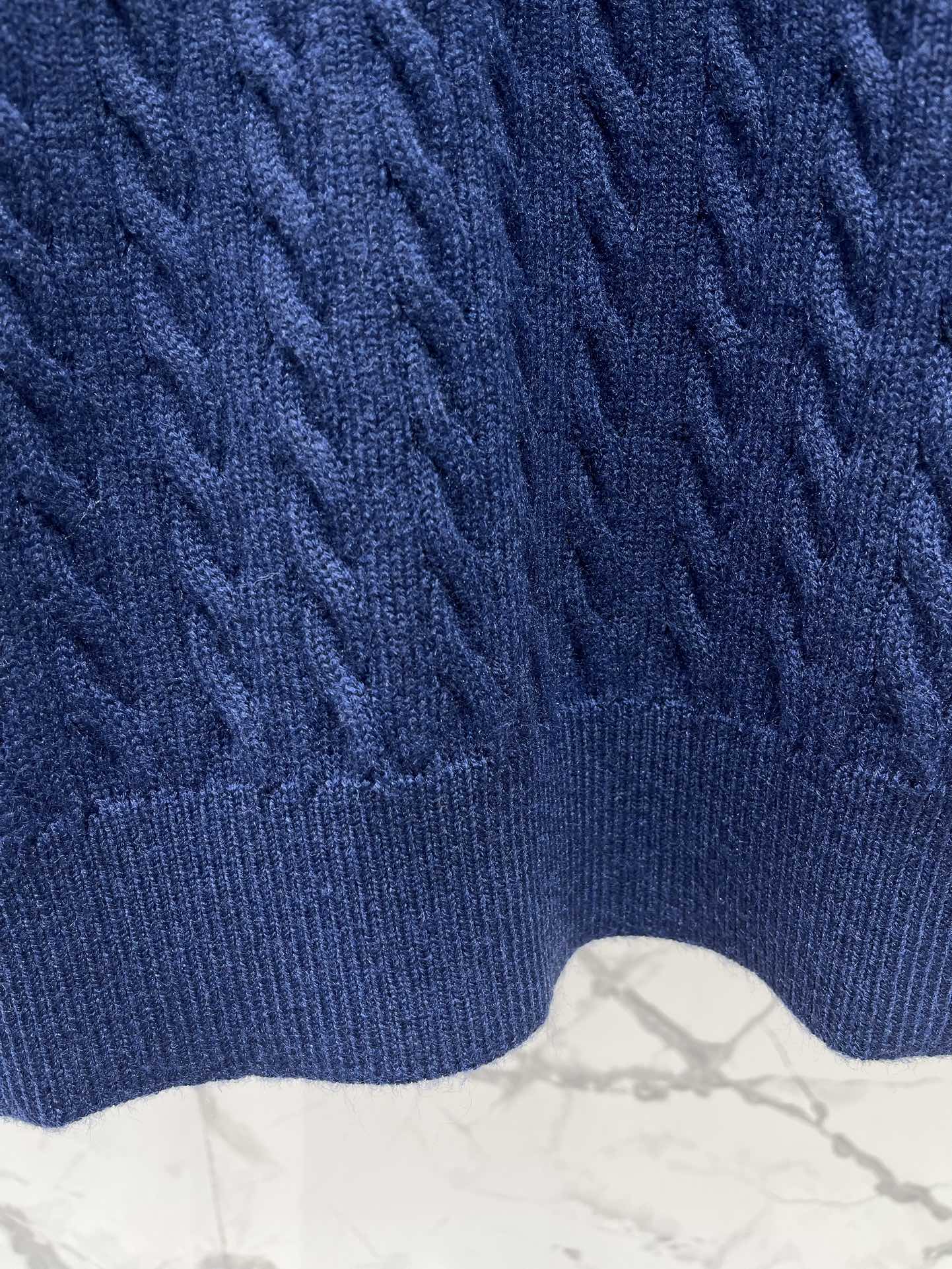 𝗠𝗜𝗨𝗠𝗜𝗨*缪缪翻领麻花纹后背字母提花针织衫毛衣翻领设计吸引住了，复古又不失俏皮，仿佛是从旧时光里走出