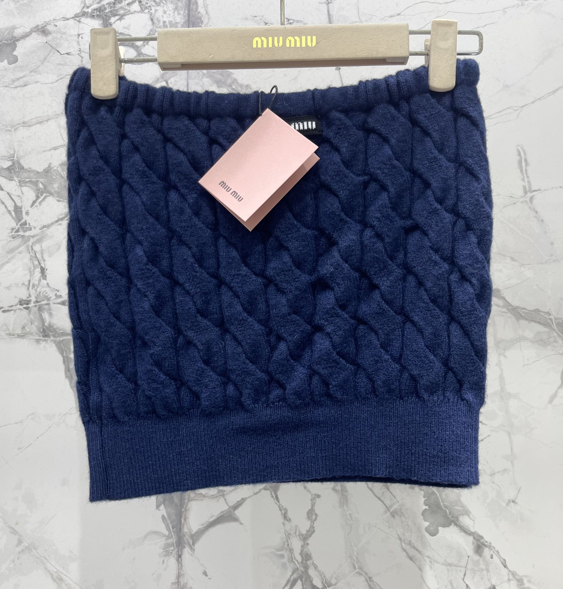 𝗠𝗜𝗨𝗠𝗜𝗨*缪缪竖列麻花钩织抹胸🍂竖列麻花钩织设计，复古又精致，仿佛把整个秋天的温柔都穿在了身上～🍂 