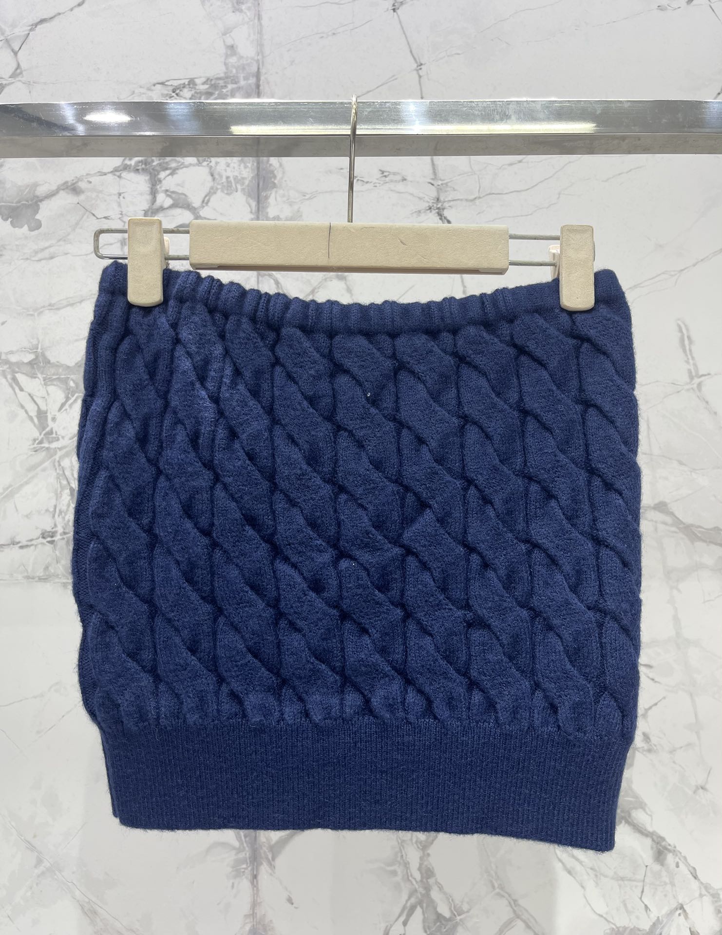 𝗠𝗜𝗨𝗠𝗜𝗨*缪缪竖列麻花钩织抹胸🍂竖列麻花钩织设计，复古又精致，仿佛把整个秋天的温柔都穿在了身上～🍂 