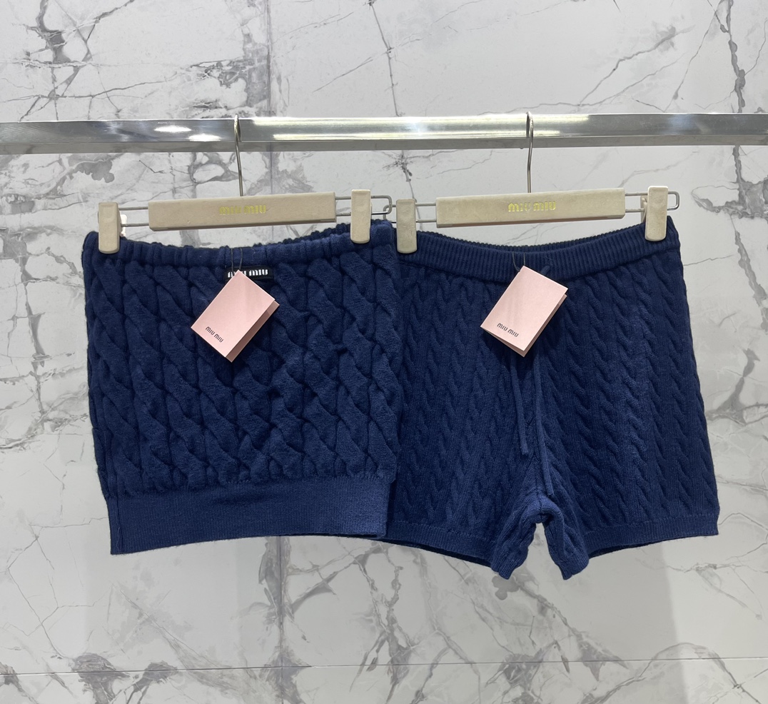 𝗠𝗜𝗨𝗠𝗜𝗨*缪缪竖列麻花钩织抹胸🍂竖列麻花钩织设计，复古又精致，仿佛把整个秋天的温柔都穿在了身上～🍂 