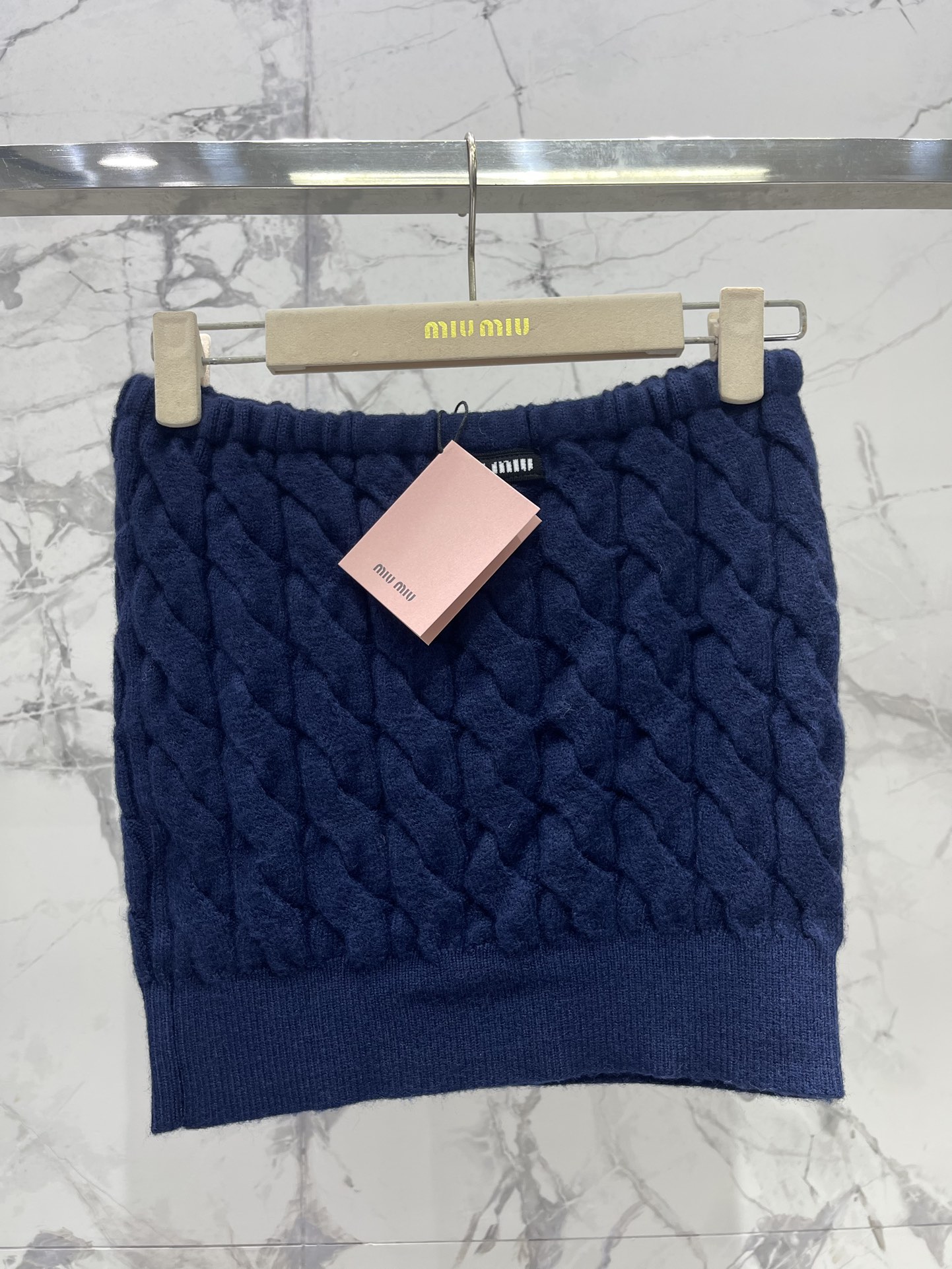 𝗠𝗜𝗨𝗠𝗜𝗨*缪缪竖列麻花钩织抹胸🍂竖列麻花钩织设计，复古又精致，仿佛把整个秋天的温柔都穿在了身上～🍂 