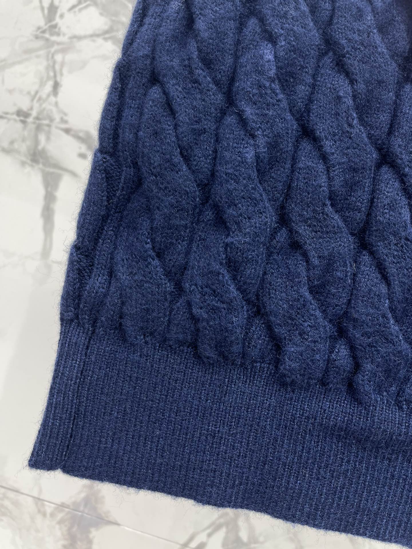 𝗠𝗜𝗨𝗠𝗜𝗨*缪缪竖列麻花钩织抹胸🍂竖列麻花钩织设计，复古又精致，仿佛把整个秋天的温柔都穿在了身上～🍂 