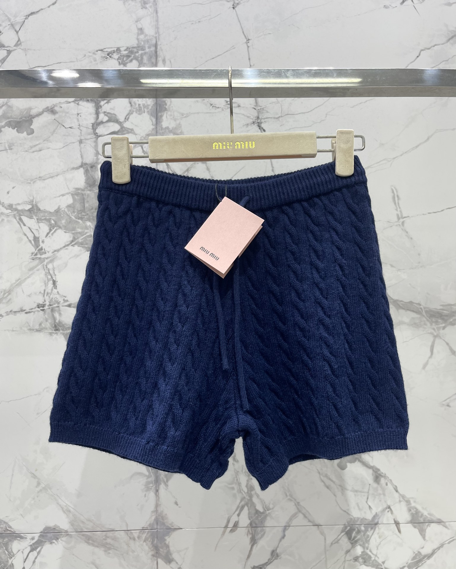 𝗠𝗜𝗨𝗠𝗜𝗨*缪缪高腰麻花纹针织短裤独特的麻花纹理深深吸引啦🧶 复古又带着点俏皮感，就好像从老电影里走出