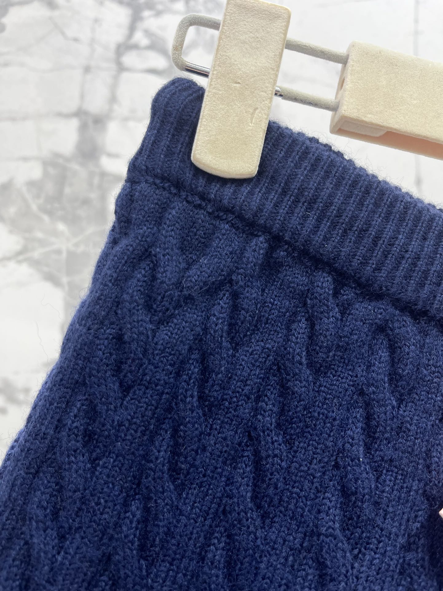 𝗠𝗜𝗨𝗠𝗜𝗨*缪缪高腰麻花纹针织短裤独特的麻花纹理深深吸引啦🧶 复古又带着点俏皮感，就好像从老电影里走出