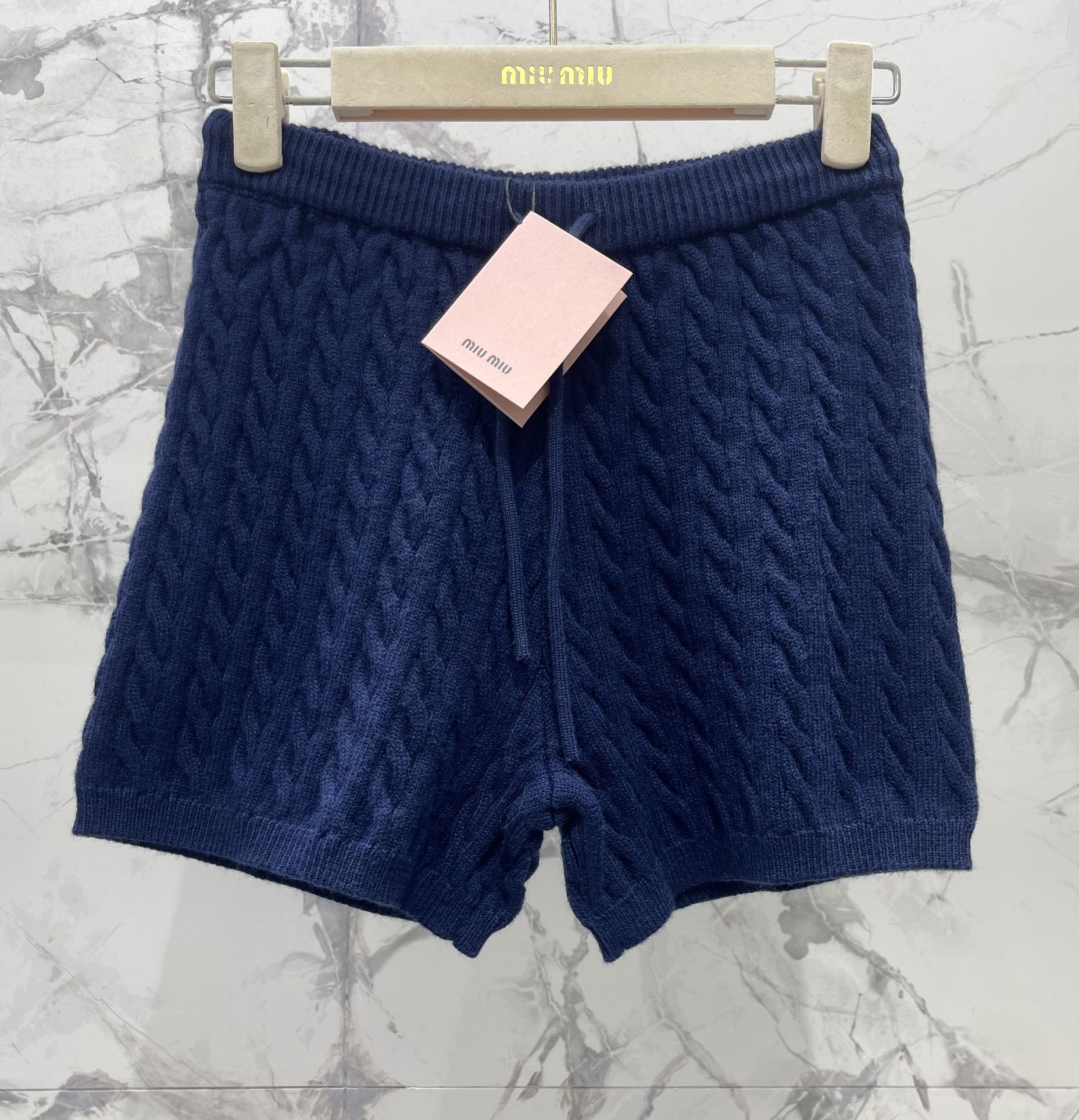 𝗠𝗜𝗨𝗠𝗜𝗨*缪缪高腰麻花纹针织短裤独特的麻花纹理深深吸引啦🧶 复古又带着点俏皮感，就好像从老电影里走出