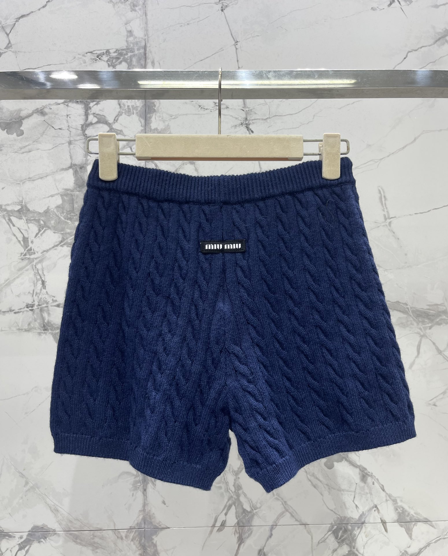 𝗠𝗜𝗨𝗠𝗜𝗨*缪缪高腰麻花纹针织短裤独特的麻花纹理深深吸引啦🧶 复古又带着点俏皮感，就好像从老电影里走出