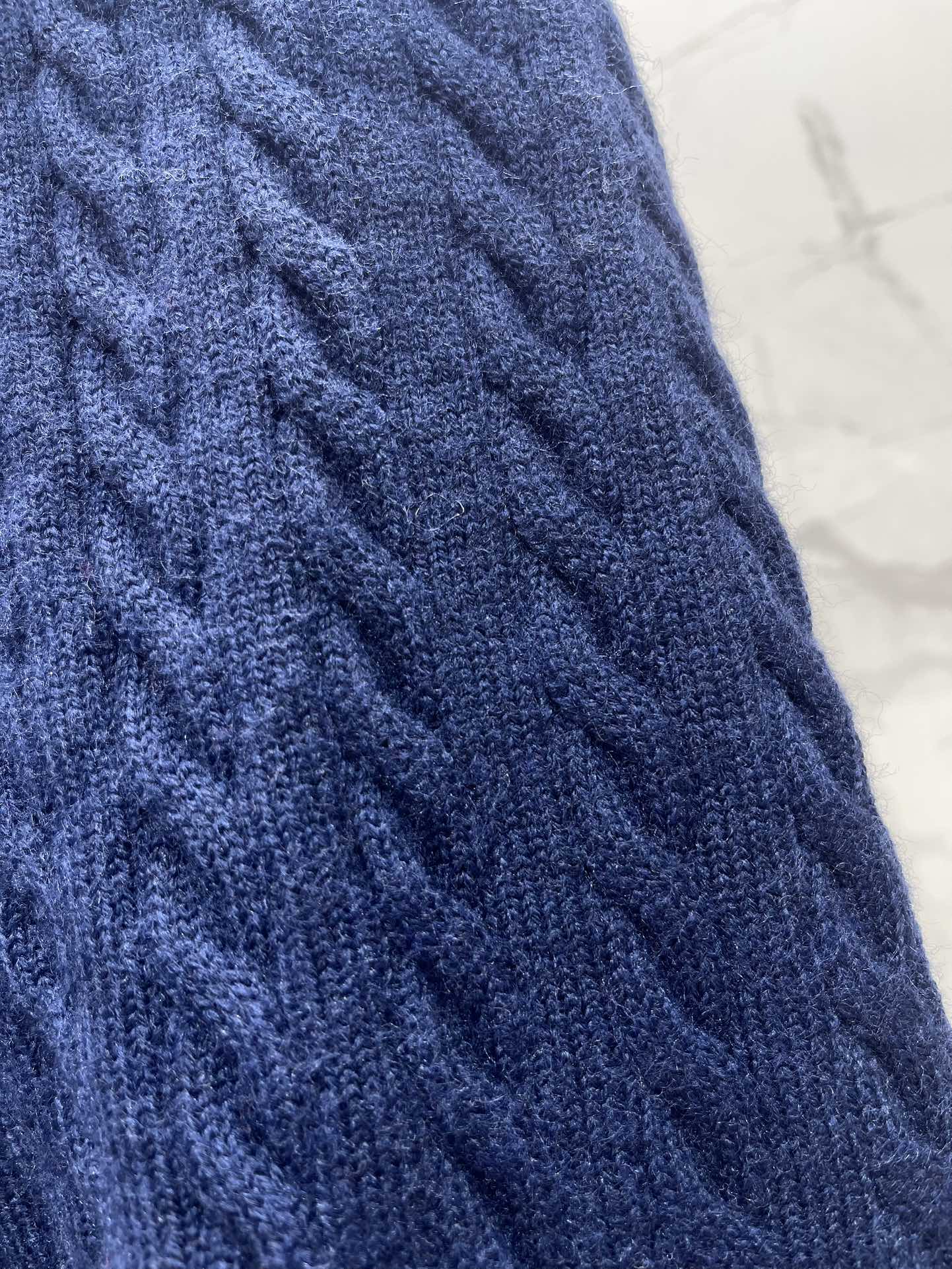 𝗠𝗜𝗨𝗠𝗜𝗨*缪缪高腰麻花纹针织短裤独特的麻花纹理深深吸引啦🧶 复古又带着点俏皮感，就好像从老电影里走出