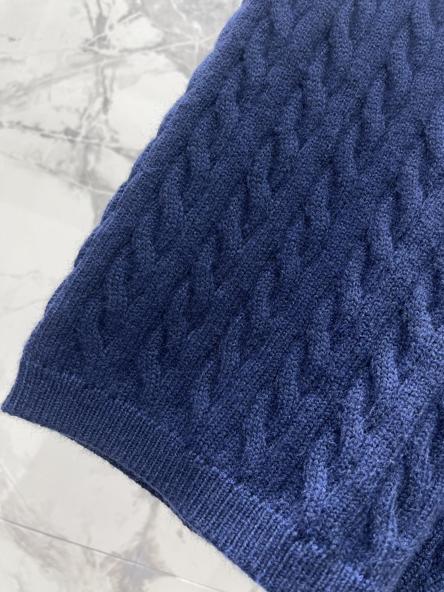 𝗠𝗜𝗨𝗠𝗜𝗨*缪缪高腰麻花纹针织短裤独特的麻花纹理深深吸引啦🧶 复古又带着点俏皮感，就好像从老电影里走出