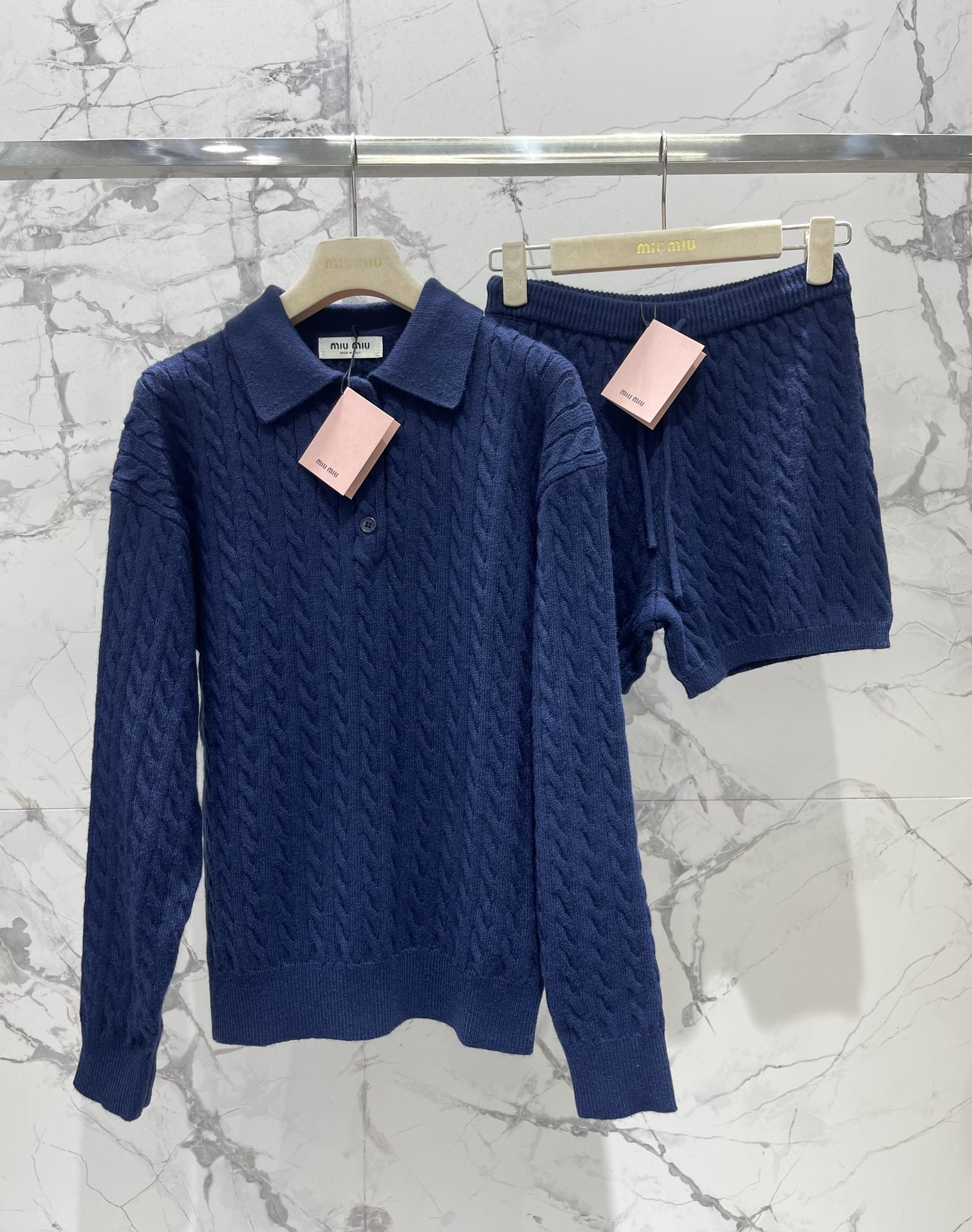 𝗠𝗜𝗨𝗠𝗜𝗨*缪缪高腰麻花纹针织短裤独特的麻花纹理深深吸引啦🧶 复古又带着点俏皮感，就好像从老电影里走出