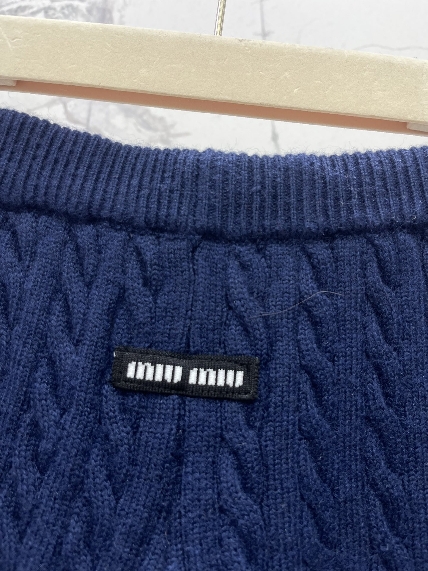 𝗠𝗜𝗨𝗠𝗜𝗨*缪缪高腰麻花纹针织短裤独特的麻花纹理深深吸引啦🧶 复古又带着点俏皮感，就好像从老电影里走出