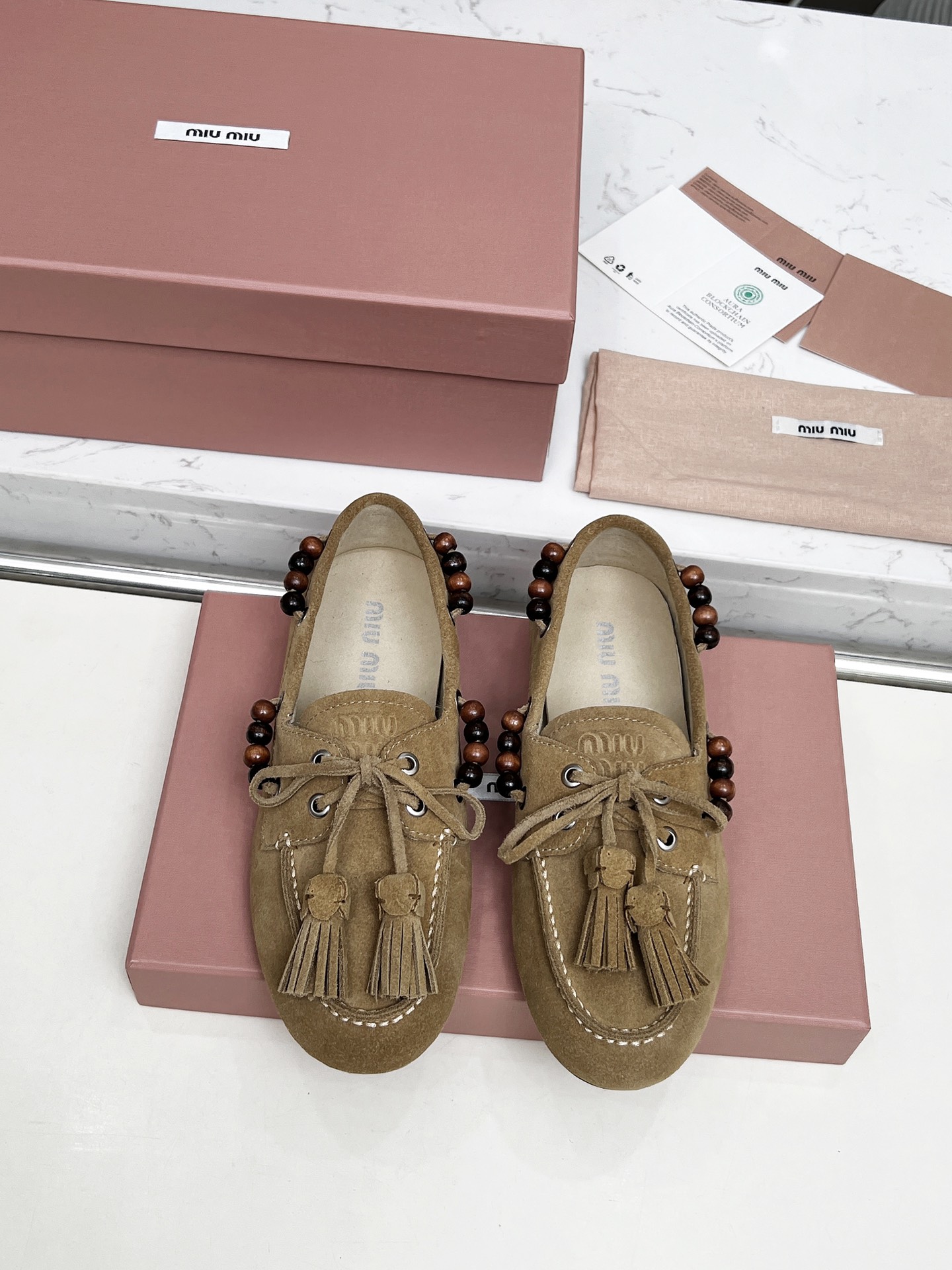 NO:492140,Miu mi 25-year early spring show new style ♀ color-grained retro loafers are coming, a must-have item for all year round. The upper adopts a custom retro color-grained top layer cowhide, making the whole pair of shoes reveal casualness and freedom. The upper adopts a simple lace-up bow design. The playful lace-up tassel instantly makes the whole pair of shoes agile and agile design. The lazy person pedals are convenient and quick to show off. Exclusive molded rubber sole, soft, light, non-slip and wear-resistant. Size 35-40 (41 custom-made, no return or exchange), loafers, miumiu, loafers, cowhide19860909miu mi 25年早春走秀新款♀擦色复古乐福鞋火爆来袭,常年穿搭必备单品 鞋面采用定制复古擦色头层牛皮上复古的做旧擦色工艺,使整双鞋都透露着随性和洒脱,鞋面采用简约系带蝴蝶结设计,俏皮的系带流苏一瞬间整双鞋灵动了起来懒人一脚蹬设计,出门方便快捷随意凹造型 独家开模橡胶大底,柔软轻便还防滑耐磨 码数35一40（41定做不退换）,乐福鞋,miumiu,loafers,cowhide,Women's Shoes