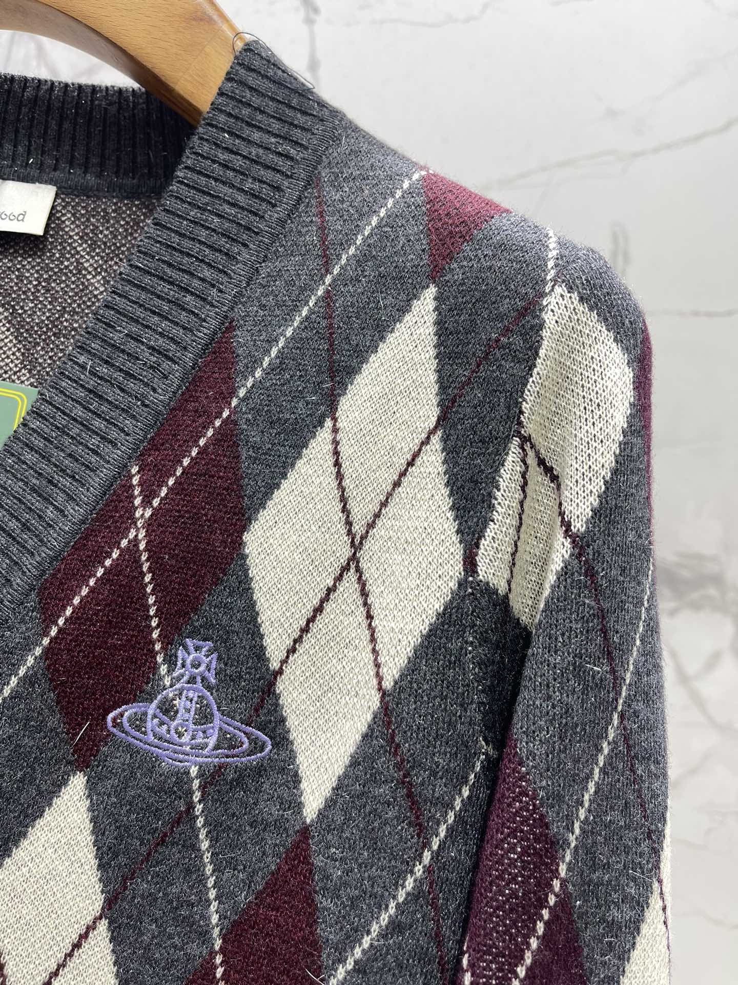 𝐕𝐢𝐯𝐢𝐞𝐧𝐧* 西太后学院风休闲菱格撞色V领针织开衫穿上瞬间变身英伦学院风女主，甜酷感直接拉满💯！✨ 