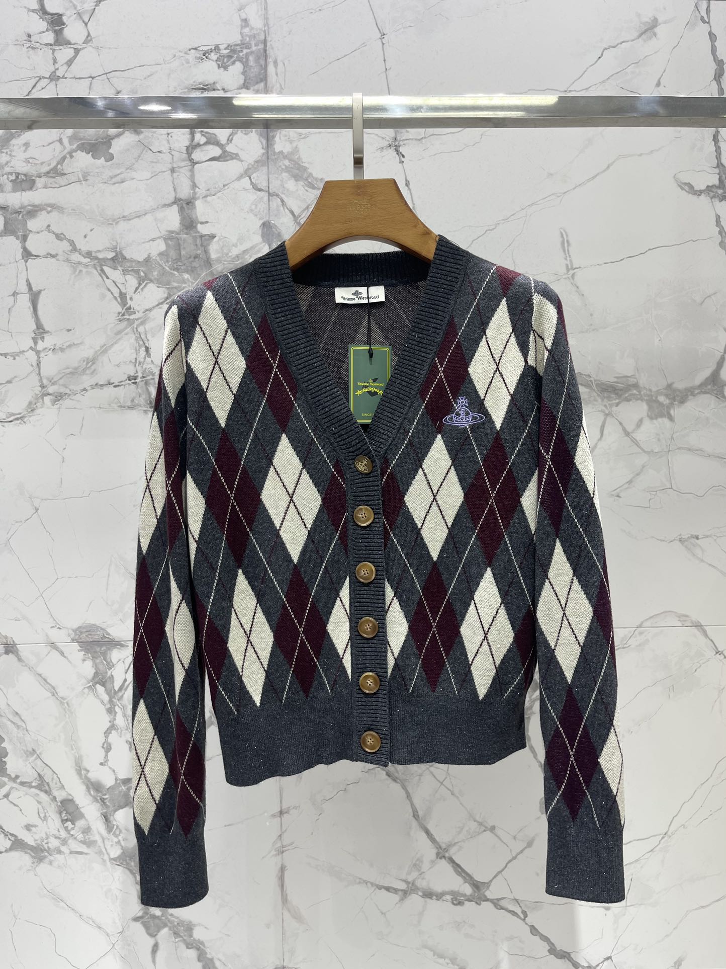 𝐕𝐢𝐯𝐢𝐞𝐧𝐧* 西太后学院风休闲菱格撞色V领针织开衫穿上瞬间变身英伦学院风女主，甜酷感直接拉满💯！✨ 