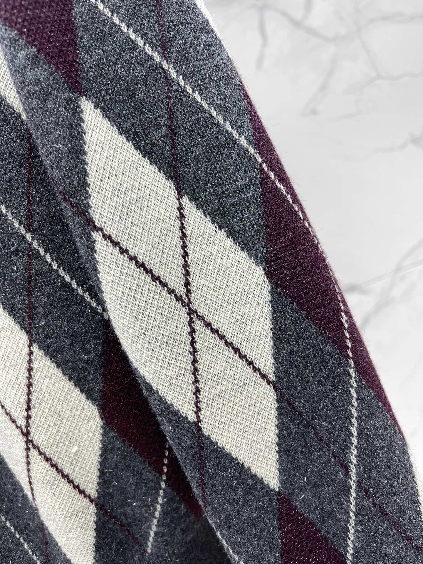 𝐕𝐢𝐯𝐢𝐞𝐧𝐧* 西太后学院风休闲菱格撞色V领针织开衫穿上瞬间变身英伦学院风女主，甜酷感直接拉满💯！✨ 