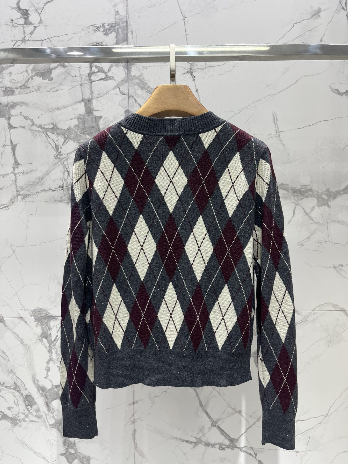 𝐕𝐢𝐯𝐢𝐞𝐧𝐧* 西太后学院风休闲菱格撞色V领针织开衫穿上瞬间变身英伦学院风女主，甜酷感直接拉满💯！✨ 