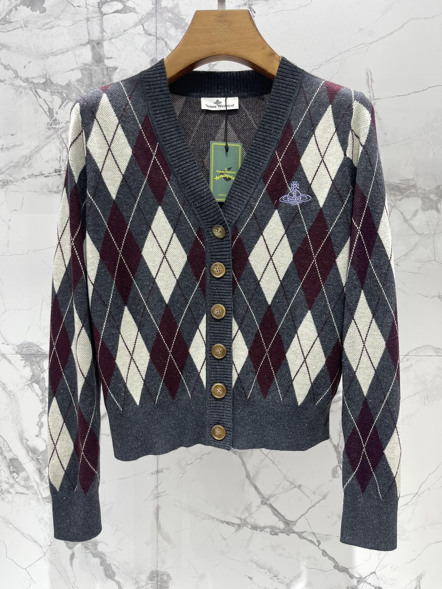 𝐕𝐢𝐯𝐢𝐞𝐧𝐧* 西太后学院风休闲菱格撞色V领针织开衫穿上瞬间变身英伦学院风女主，甜酷感直接拉满💯！✨ 