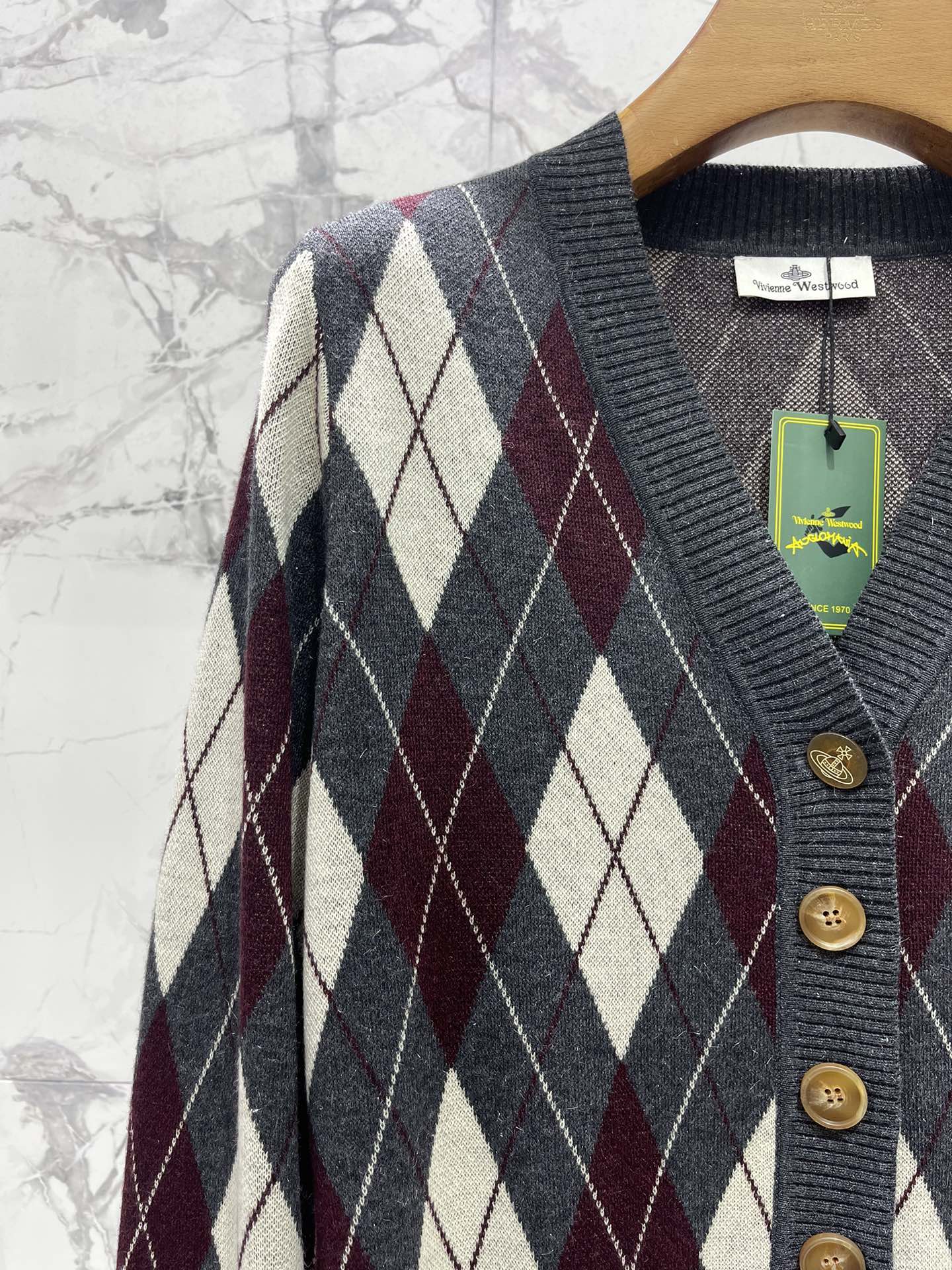 𝐕𝐢𝐯𝐢𝐞𝐧𝐧* 西太后学院风休闲菱格撞色V领针织开衫穿上瞬间变身英伦学院风女主，甜酷感直接拉满💯！✨ 