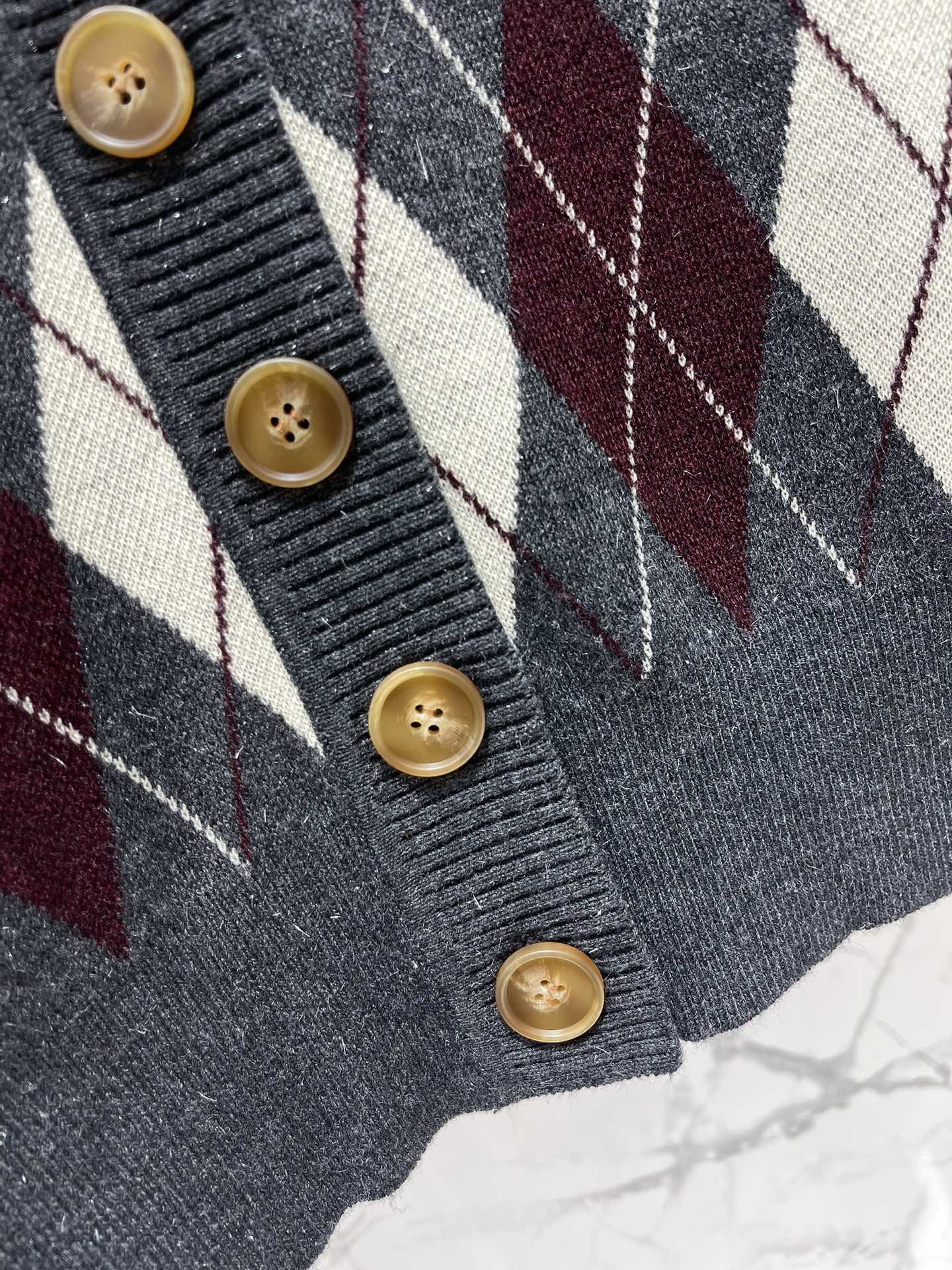 𝐕𝐢𝐯𝐢𝐞𝐧𝐧* 西太后学院风休闲菱格撞色V领针织开衫穿上瞬间变身英伦学院风女主，甜酷感直接拉满💯！✨ 