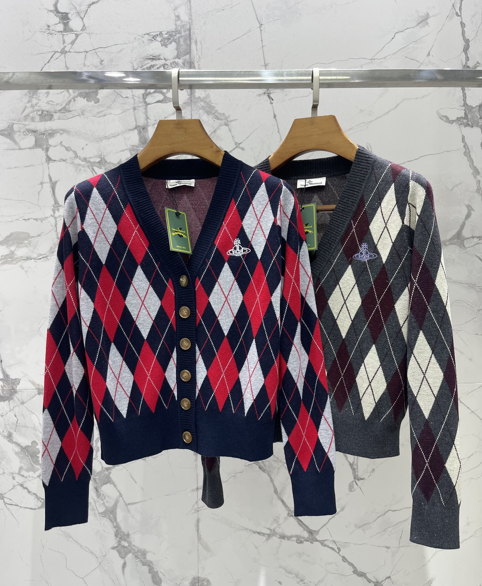 𝐕𝐢𝐯𝐢𝐞𝐧𝐧* 西太后学院风休闲菱格撞色V领针织开衫穿上瞬间变身英伦学院风女主，甜酷感直接拉满💯！✨ 