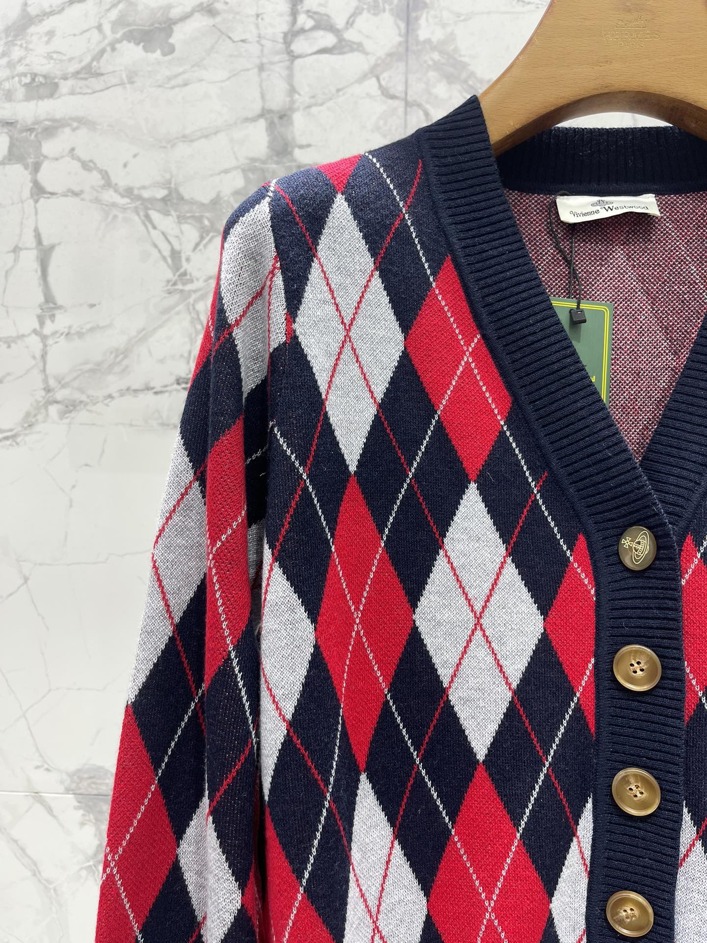 𝐕𝐢𝐯𝐢𝐞𝐧𝐧* 西太后学院风休闲菱格撞色V领针织开衫穿上瞬间变身英伦学院风女主，甜酷感直接拉满💯！✨ 