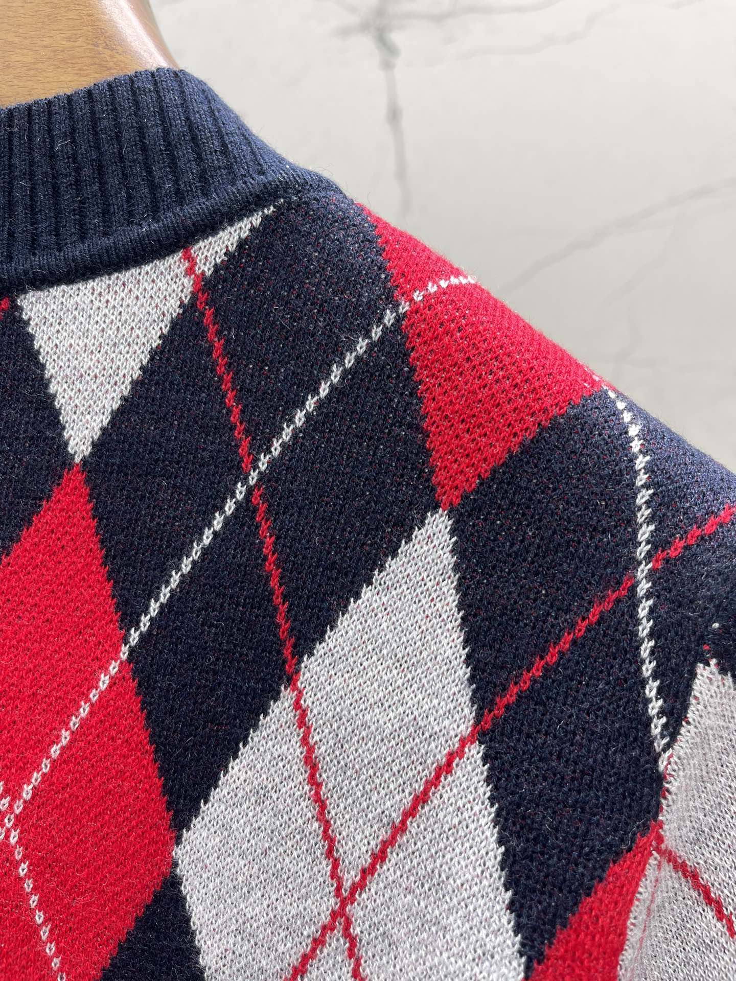 𝐕𝐢𝐯𝐢𝐞𝐧𝐧* 西太后学院风休闲菱格撞色V领针织开衫穿上瞬间变身英伦学院风女主，甜酷感直接拉满💯！✨ 