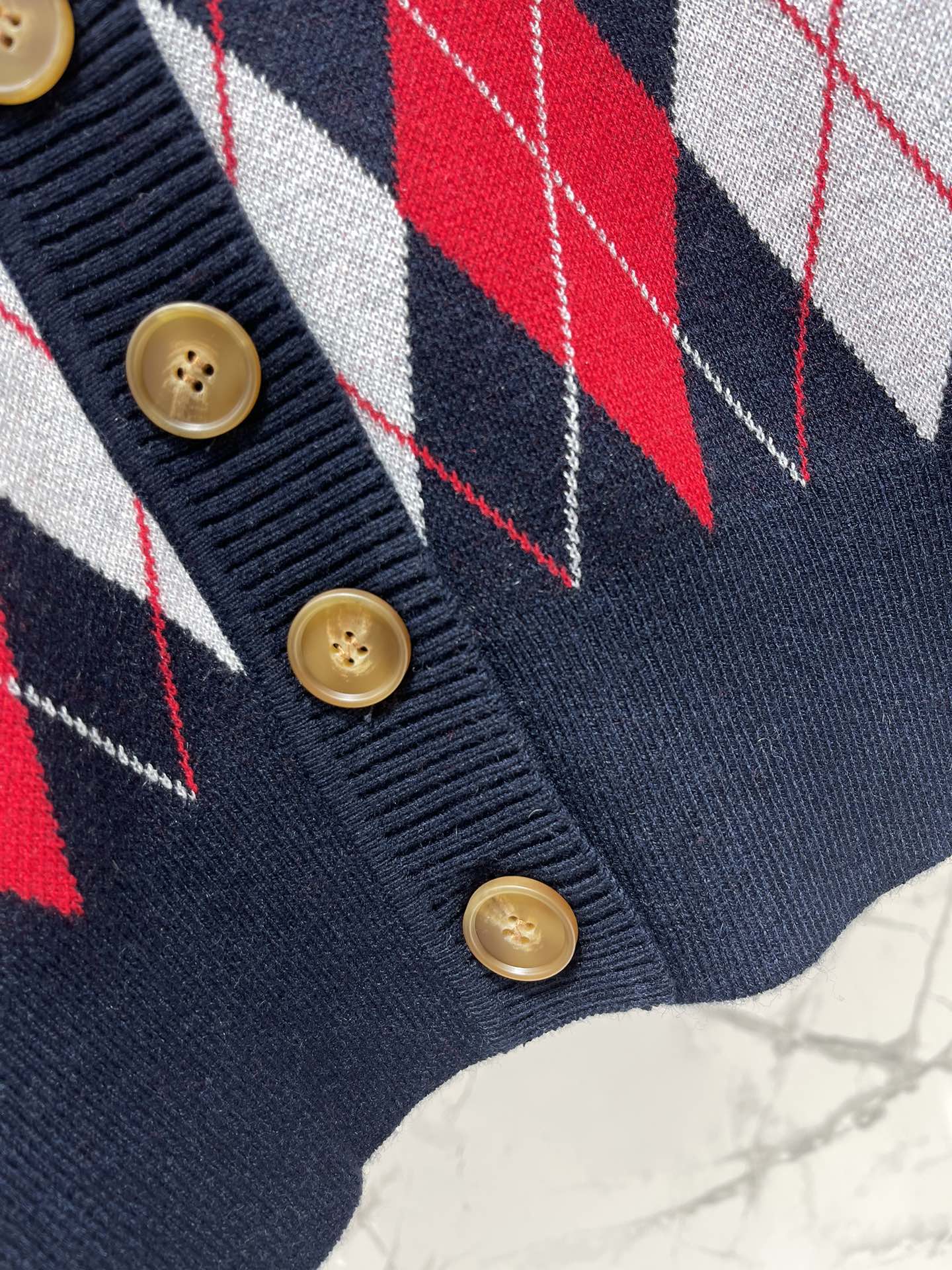 𝐕𝐢𝐯𝐢𝐞𝐧𝐧* 西太后学院风休闲菱格撞色V领针织开衫穿上瞬间变身英伦学院风女主，甜酷感直接拉满💯！✨ 