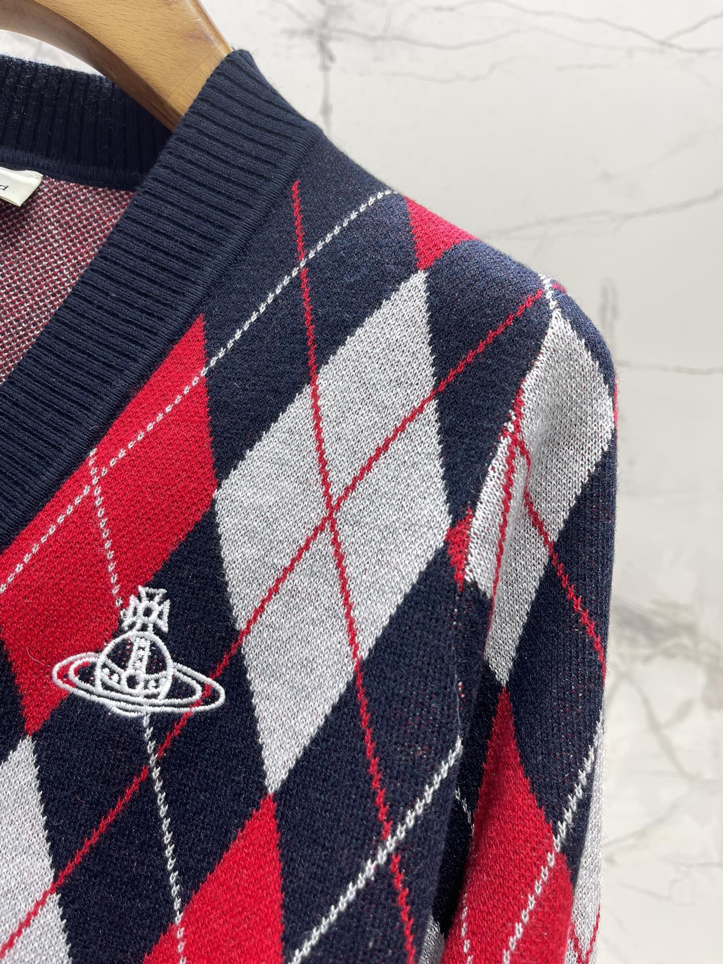 𝐕𝐢𝐯𝐢𝐞𝐧𝐧* 西太后学院风休闲菱格撞色V领针织开衫穿上瞬间变身英伦学院风女主，甜酷感直接拉满💯！✨ 