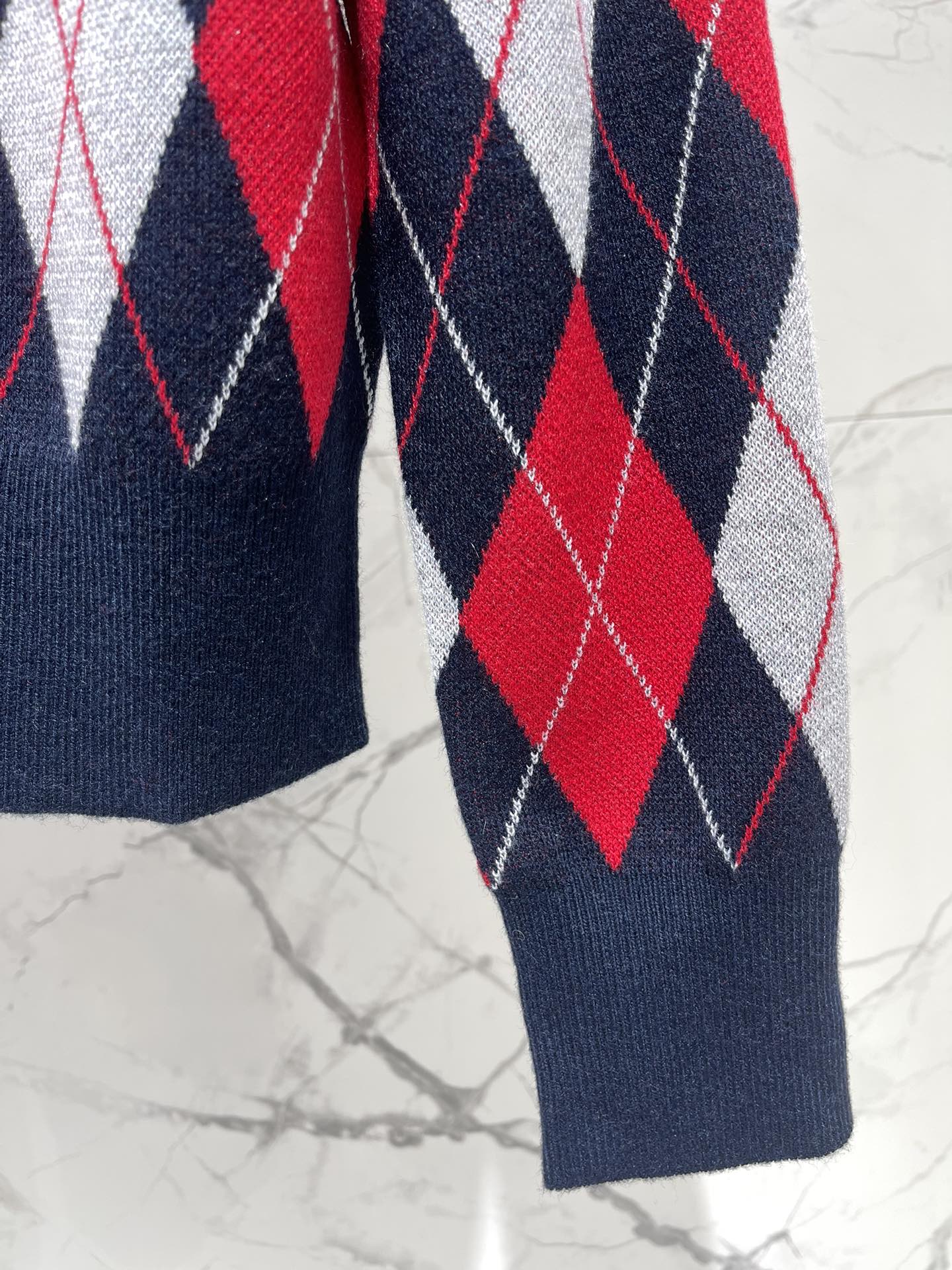 𝐕𝐢𝐯𝐢𝐞𝐧𝐧* 西太后学院风休闲菱格撞色V领针织开衫穿上瞬间变身英伦学院风女主，甜酷感直接拉满💯！✨ 