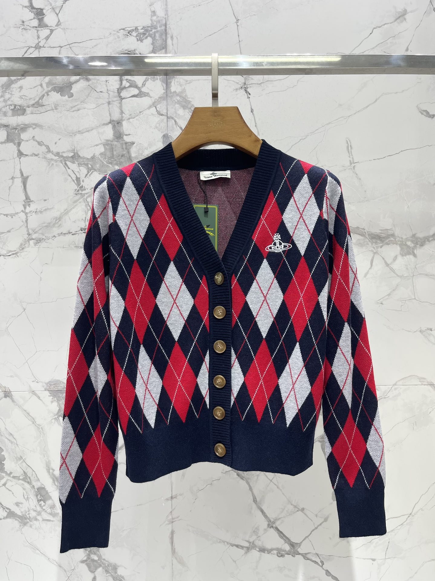 𝐕𝐢𝐯𝐢𝐞𝐧𝐧* 西太后学院风休闲菱格撞色V领针织开衫穿上瞬间变身英伦学院风女主，甜酷感直接拉满💯！✨ 