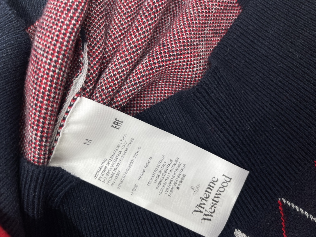 𝐕𝐢𝐯𝐢𝐞𝐧𝐧* 西太后学院风休闲菱格撞色V领针织开衫穿上瞬间变身英伦学院风女主，甜酷感直接拉满💯！✨ 