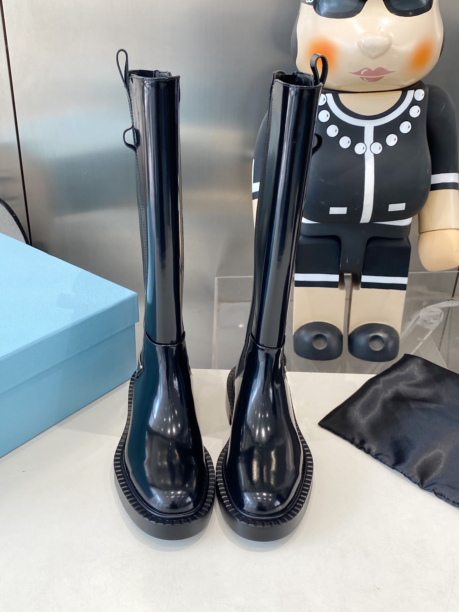 NO:536543,Prada PRADA top version, motorcycle high boots are here, the super machine is beautiful and comfortable and elegant to wear. The original mold opening sole of the counter is 1:1 replica of the fabric top layer cowhide, imported explosion-proof cracked edge beads, the inner is imported mixed-bred sheepskin original packaging, good style, no more, if you know the goods, the number is 35-41 (41 custom made, no return or exchange), boots, prada, prada, boots, cowhide, sheepskin19860909普拉达PRADA顶级版本 机车高靴来了,上脚超机好看穿着舒适高雅 专柜原版开模大底1:1复刻 采用 面料头层牛皮,进口防爆裂开边珠 内里采用进口混种羊皮里 原包装 好款不多说懂货的来 码数35-41（41定做不退换）,靴子,prada,prada,boots,cowhide,sheepskin,Women's Shoes