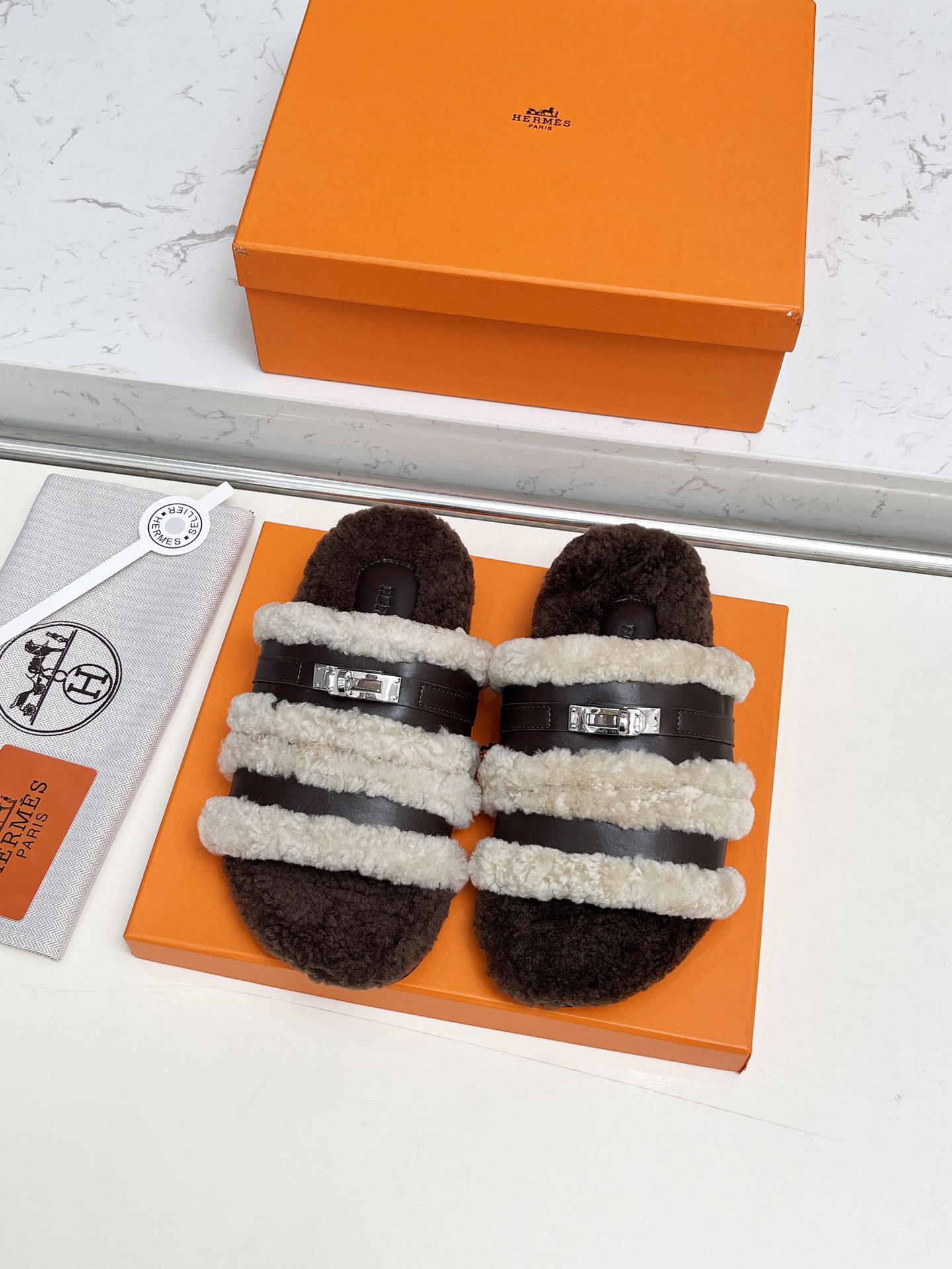 NO:492134,Hair drag Hermes fur integrated roll cake Mao Erjidang This year, all the fabrics are made of A+ fur integrated roll cake. Cute, cloud-like feel, barefoot or paired with socks, they are all fashionable. Original fabric material, inner wool, foot pad wool, large sole, non-slip and wear-resistant, size 35-40 (41 customization, no return or replacement), fur shoes and slippers, hermes, slippers, socks19860909毛拖爱马仕皮毛一体卷糕毛二舅拖 今年面料均选用A+皮毛一体卷糕毛毛茸茸的 敲可爱的,踩云脚感,光脚或者搭配个袜子穿,都时髦的不行哦 面料原版材质 内里羊毛 垫脚羊毛 大底原版鞋底,防滑耐磨 尺码35-40（41定制,不退不换）,毛毛鞋拖鞋,hermes,slippers,socks,Women's Shoes