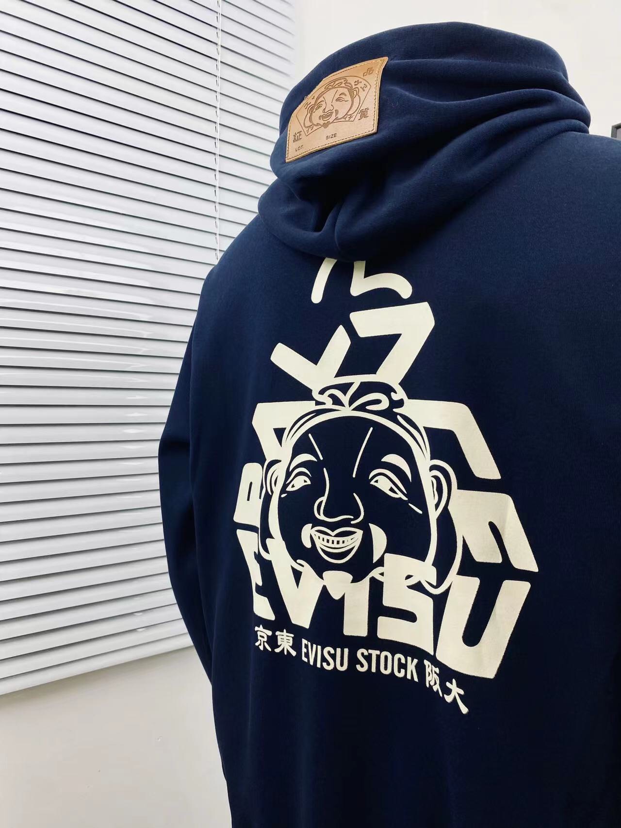 🛒150💰『常熟纯原高端货』✅每日新品上新,质量品质放心,三标齐全版本,EVISU福神重工刺绣佛头休闲连帽卫衣男女同款 搭配情侣更赞哦💑
🏅️|超级推荐|超人气单品 ins小红书热门爆款💥 情满怀满 绝细对节多到让你怀疑人生 💓真心喜欢 带点头街范儿 版型延品续牌的历史 基百础搭 多袋设计 增加 拿到手上分的量就知道品质!原出厂品 品细相节秒杀各路仿货上身即是潮流 穿着舒适 做工精细 帅气十足!潮流百搭 人气爆款!上身炒鸡A😎男女都可以轻松上身 版型宽松 种草种草🌿
Color:酷黑 藏蓝
Size :M L XL XXL
衣长 胸围 袖长
M 64 112 55
L 66 114 57
XL 68 116 59
XXL 70 118 61
(手工测量存在1~2cm误差)