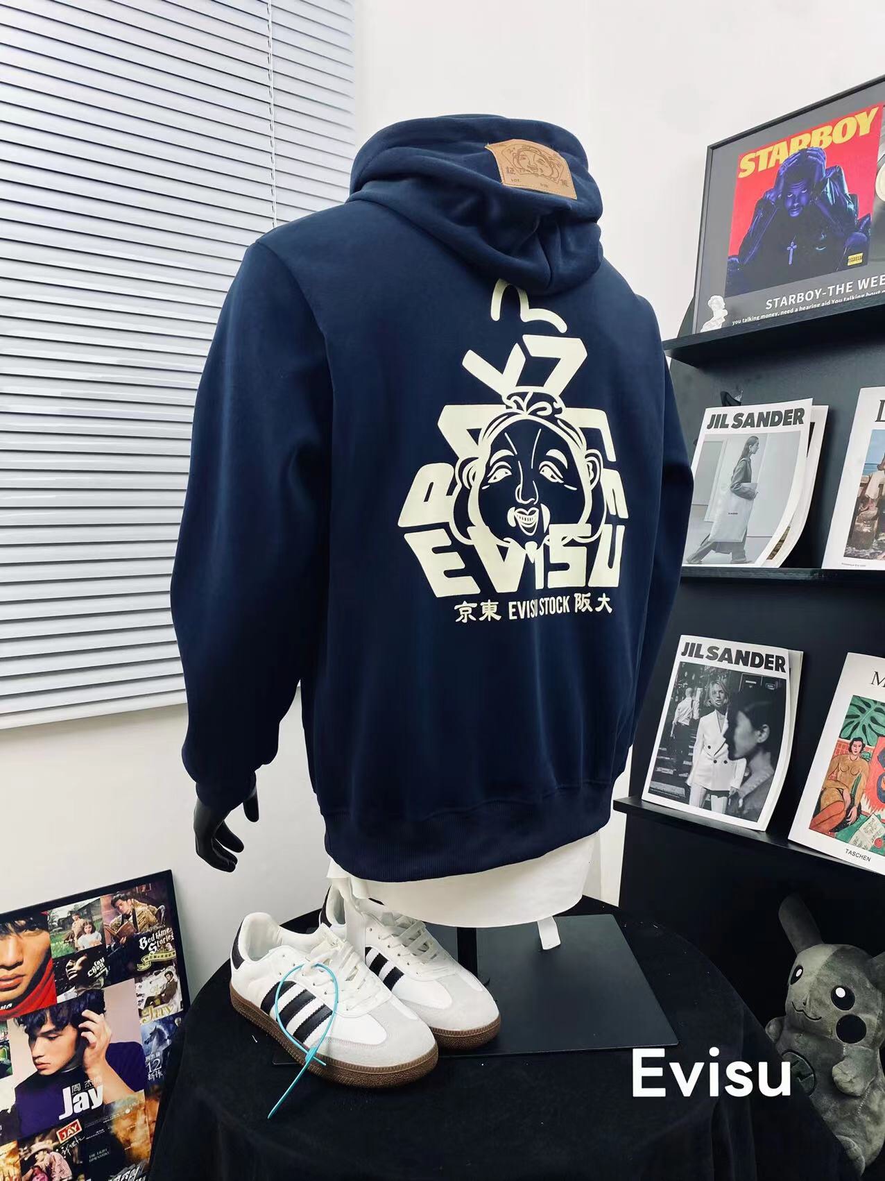🛒150💰『常熟纯原高端货』✅每日新品上新,质量品质放心,三标齐全版本,EVISU福神重工刺绣佛头休闲连帽卫衣男女同款 搭配情侣更赞哦💑
🏅️|超级推荐|超人气单品 ins小红书热门爆款💥 情满怀满 绝细对节多到让你怀疑人生 💓真心喜欢 带点头街范儿 版型延品续牌的历史 基百础搭 多袋设计 增加 拿到手上分的量就知道品质!原出厂品 品细相节秒杀各路仿货上身即是潮流 穿着舒适 做工精细 帅气十足!潮流百搭 人气爆款!上身炒鸡A😎男女都可以轻松上身 版型宽松 种草种草🌿
Color:酷黑 藏蓝
Size :M L XL XXL
衣长 胸围 袖长
M 64 112 55
L 66 114 57
XL 68 116 59
XXL 70 118 61
(手工测量存在1~2cm误差)