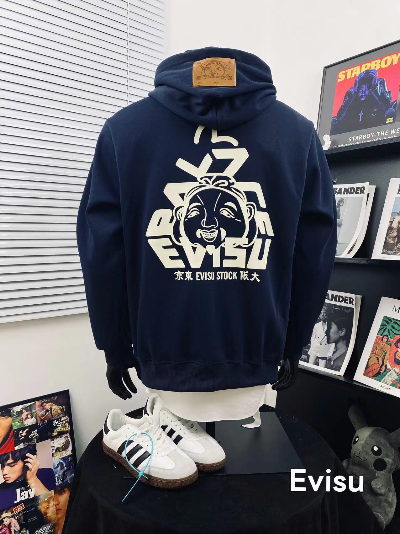 🛒150💰『常熟纯原高端货』✅每日新品上新,质量品质放心,三标齐全版本,EVISU福神重工刺绣佛头休闲连帽卫衣男女同款 搭配情侣更赞哦💑
🏅️|超级推荐|超人气单品 ins小红书热门爆款💥 情满怀满 绝细对节多到让你怀疑人生 💓真心喜欢 带点头街范儿 版型延品续牌的历史 基百础搭 多袋设计 增加 拿到手上分的量就知道品质!原出厂品 品细相节秒杀各路仿货上身即是潮流 穿着舒适 做工精细 帅气十足!潮流百搭 人气爆款!上身炒鸡A😎男女都可以轻松上身 版型宽松 种草种草🌿
Color:酷黑 藏蓝
Size :M L XL XXL
衣长 胸围 袖长
M 64 112 55
L 66 114 57
XL 68 116 59
XXL 70 118 61
(手工测量存在1~2cm误差)