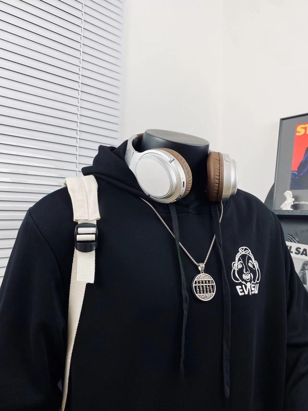 🛒150💰『常熟纯原高端货』✅每日新品上新,质量品质放心,三标齐全版本,EVISU福神重工刺绣佛头休闲连帽卫衣男女同款 搭配情侣更赞哦💑
🏅️|超级推荐|超人气单品 ins小红书热门爆款💥 情满怀满 绝细对节多到让你怀疑人生 💓真心喜欢 带点头街范儿 版型延品续牌的历史 基百础搭 多袋设计 增加 拿到手上分的量就知道品质!原出厂品 品细相节秒杀各路仿货上身即是潮流 穿着舒适 做工精细 帅气十足!潮流百搭 人气爆款!上身炒鸡A😎男女都可以轻松上身 版型宽松 种草种草🌿
Color:酷黑 藏蓝
Size :M L XL XXL
衣长 胸围 袖长
M 64 112 55
L 66 114 57
XL 68 116 59
XXL 70 118 61
(手工测量存在1~2cm误差)