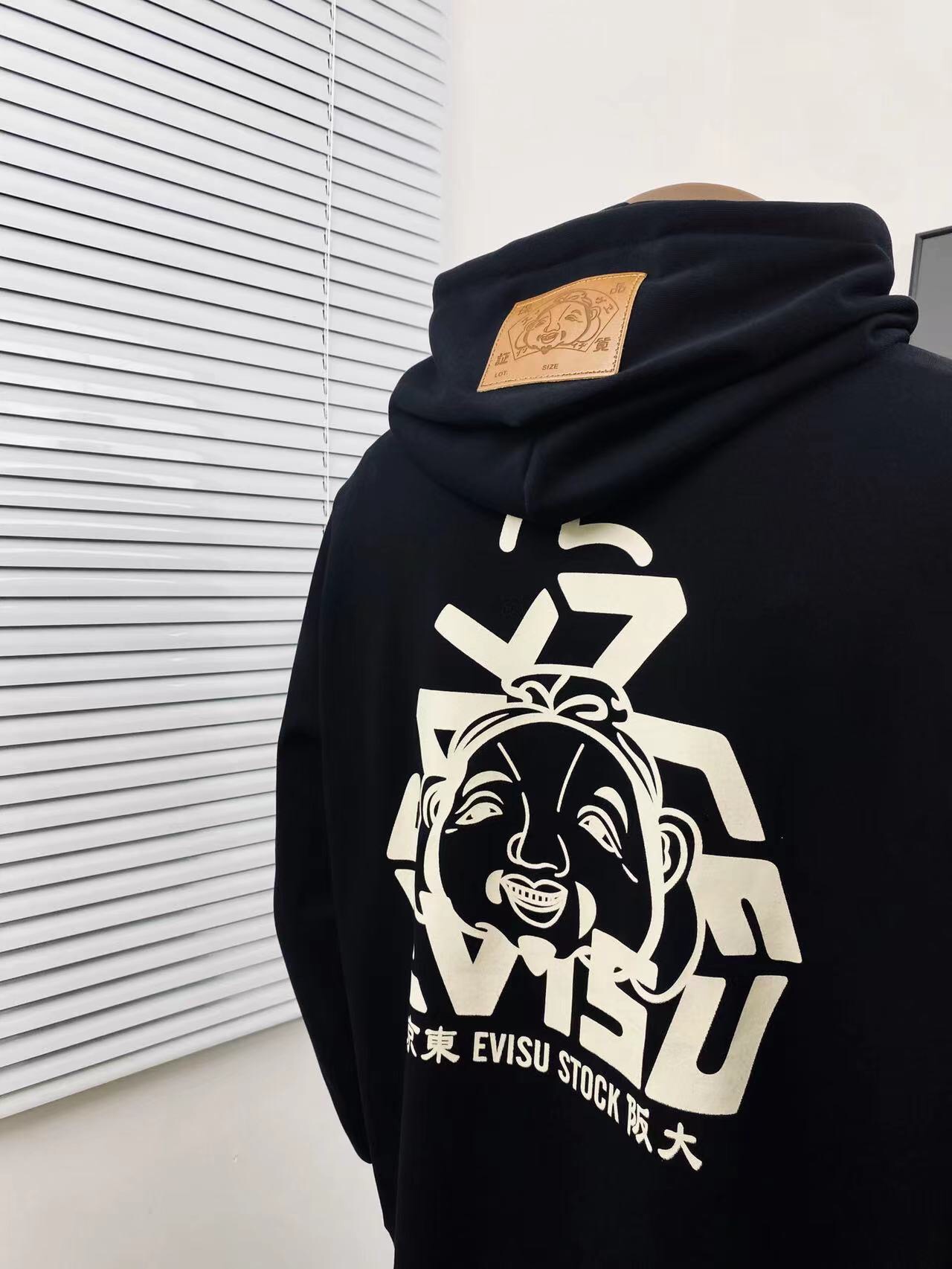 🛒150💰『常熟纯原高端货』✅每日新品上新,质量品质放心,三标齐全版本,EVISU福神重工刺绣佛头休闲连帽卫衣男女同款 搭配情侣更赞哦💑
🏅️|超级推荐|超人气单品 ins小红书热门爆款💥 情满怀满 绝细对节多到让你怀疑人生 💓真心喜欢 带点头街范儿 版型延品续牌的历史 基百础搭 多袋设计 增加 拿到手上分的量就知道品质!原出厂品 品细相节秒杀各路仿货上身即是潮流 穿着舒适 做工精细 帅气十足!潮流百搭 人气爆款!上身炒鸡A😎男女都可以轻松上身 版型宽松 种草种草🌿
Color:酷黑 藏蓝
Size :M L XL XXL
衣长 胸围 袖长
M 64 112 55
L 66 114 57
XL 68 116 59
XXL 70 118 61
(手工测量存在1~2cm误差)