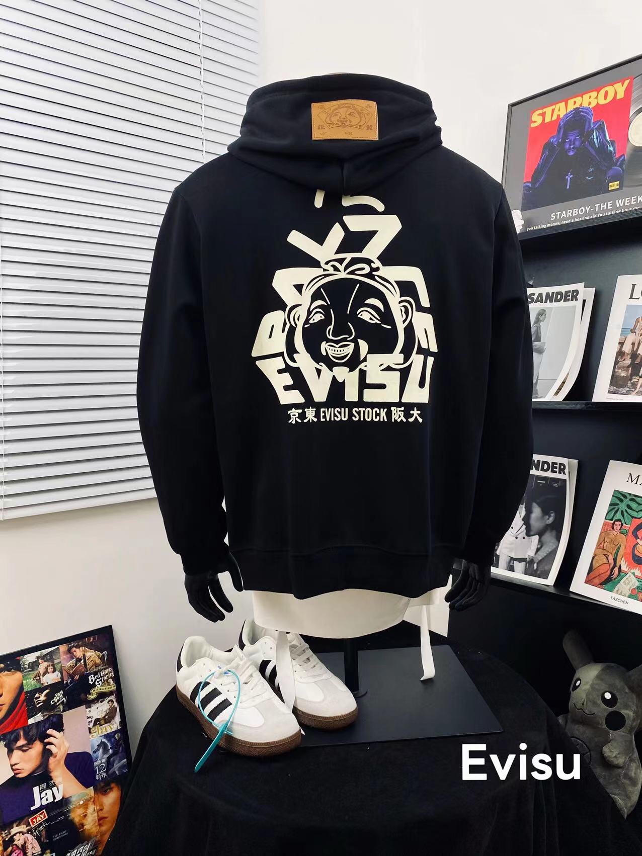 🛒150💰『常熟纯原高端货』✅每日新品上新,质量品质放心,三标齐全版本,EVISU福神重工刺绣佛头休闲连帽卫衣男女同款 搭配情侣更赞哦💑
🏅️|超级推荐|超人气单品 ins小红书热门爆款💥 情满怀满 绝细对节多到让你怀疑人生 💓真心喜欢 带点头街范儿 版型延品续牌的历史 基百础搭 多袋设计 增加 拿到手上分的量就知道品质!原出厂品 品细相节秒杀各路仿货上身即是潮流 穿着舒适 做工精细 帅气十足!潮流百搭 人气爆款!上身炒鸡A😎男女都可以轻松上身 版型宽松 种草种草🌿
Color:酷黑 藏蓝
Size :M L XL XXL
衣长 胸围 袖长
M 64 112 55
L 66 114 57
XL 68 116 59
XXL 70 118 61
(手工测量存在1~2cm误差)