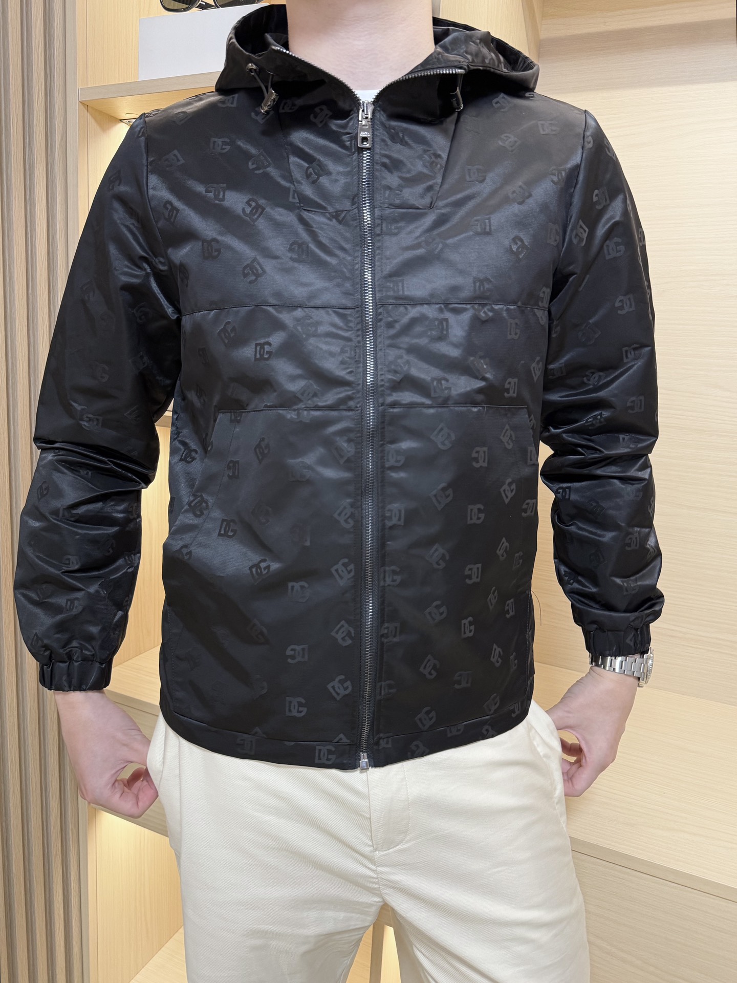 NO:526658,Dolce & Gabbana - the latest popular jackets in 2025 counters are shipped, and European and American counters are released simultaneously!  Selected Italian imported polyester fabrics with simple and fashionable designs, the whole classic brand logo highlights the fashion size 48-56 (model 180/140 wears 50, with Hong Kong Lane Crawford gift box packaging), Dolce&Gabbana, jackets & coats, alexander wang19860909杜嘉班纳-2025专柜最新爆款外套出货 欧美专柜同步发售！精选意大利进口聚酯纤维面料搭配简约时尚的设计,通体经典品牌标志彰显时尚尺码48-56（模特180/140穿50,配香港连卡佛礼盒包装）,,Dolce&Gabbana,jackets & coats,alexander wang,Men's clothing