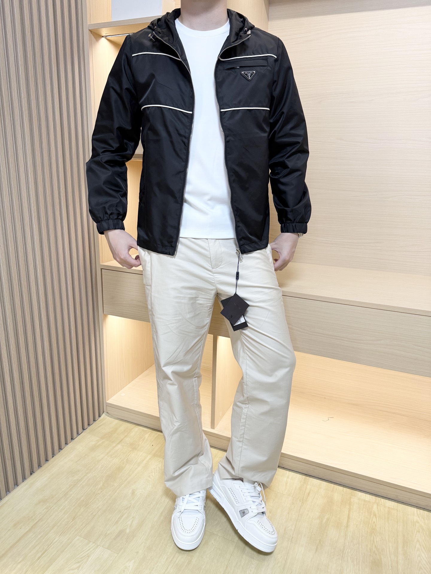 NO:526665,Prada--The latest jackets for the 2025 counter are shipped, and Milan counters are on sale at the same time!  Selected Italian imported polyester fabrics with simple and elegant designs, the exquisite triangle mark on the chest makes it more elegant, and business information is very suitable. Size 48-54 (model 180/140 wears 50, with Hong Kong Lane Crawford gift box packaging), prada, jackets & coats, alexander wang19860909普拉达--2025专柜最新款外套出货,米兰专柜同步发售！精选意大利进口聚酯纤维面料搭配简约大方的设计,胸前的精致三角标更显雅致 商务信息都非常适合.尺码48-54码（模特180/140穿50,配香港连卡佛礼盒包装）,,prada,jackets & coats,alexander wang,Men's clothing