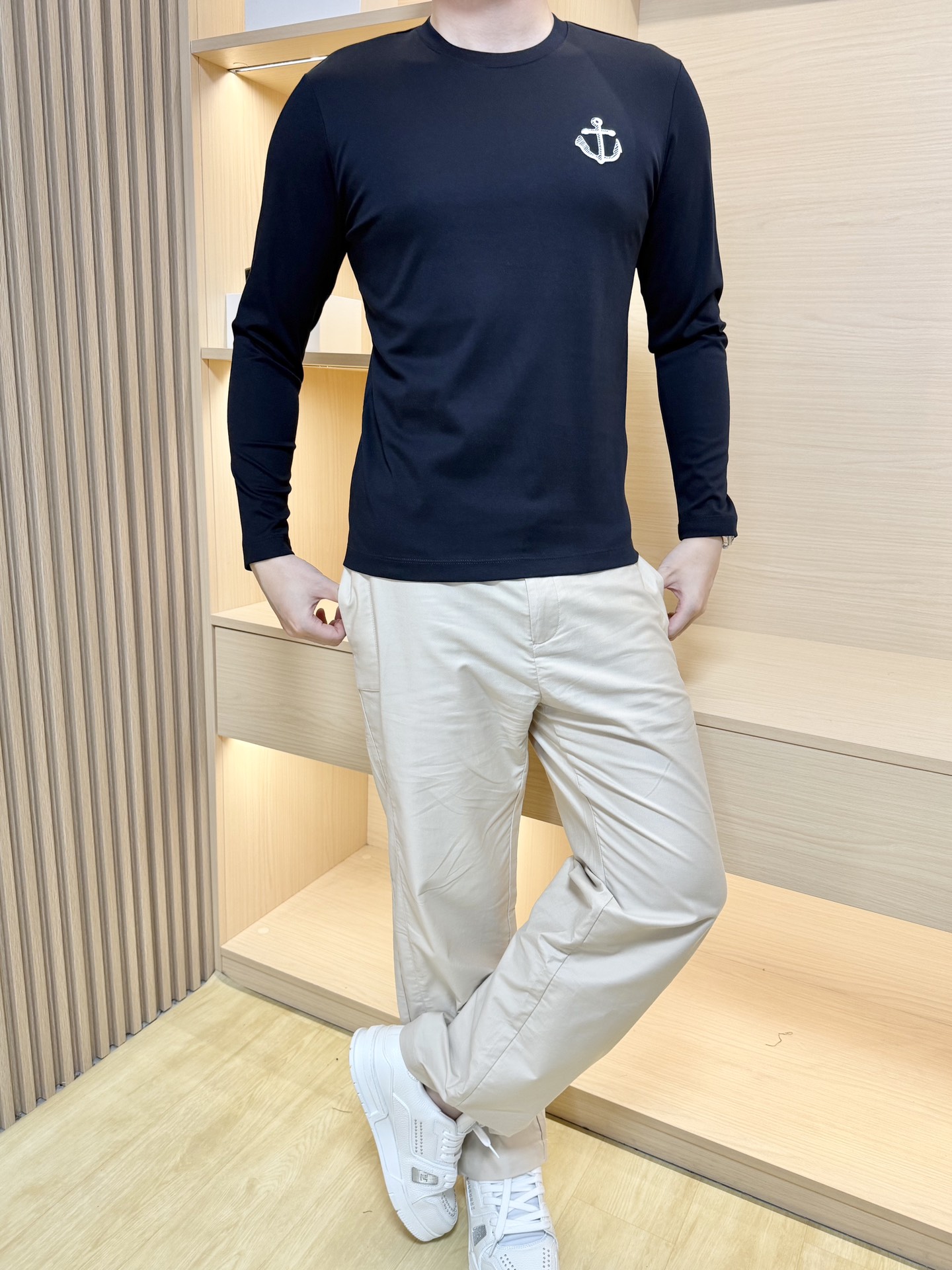 NO:526668,TB-2025 autumn and winter hot products are shipped!  Classic clean color commuting versatile and handsome round neck long-sleeved base shirt. The usual good version. Imported original ultra-fine imported soft mercerized cotton. The fabric is soft and elastic. Basic base shirts are indispensable for men's wardrobe. They can be matched with various clothing anytime and anywhere to meet your daily life needs. Size: 48-56 (model wears 180/140 50, with Hong Kong Lane Crawford gift box packaging),,alexander wang19860909TB-2025秋冬爆款打底出货！经典净色通勤百搭帅气的圆领长袖打底衫 一贯的好版型 进口原版超细进口柔软丝光棉.面料柔软 弹性细腻 男人的衣柜都少不了基础打底衫 随时随地都可以拿来搭配各种服饰 满足您日常生活需求 .尺码:48-56(模特180/140穿50,配香港连卡佛礼盒包装),,alexander wang,Men's clothing